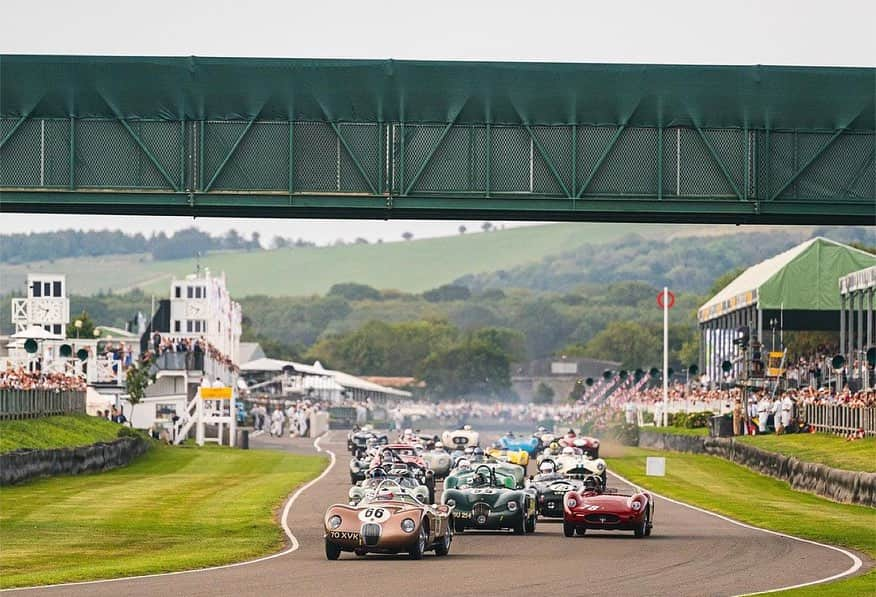 ジェンソン・バトンさんのインスタグラム写真 - (ジェンソン・バトンInstagram)「Mixed emotion weekend with my C-type. We qualified on pole for the Freddie March Memorial trophy, @al_buncombe started the race and pulled a great gap, I jumped in at the stop and as soon as I exited pit lane I had a misfire with gradually got worse so we had to call it a day. Such a shame but when she was running she was running strong 💪🏽   Lovely to have my Mum and sis Tasha as support crew 😉  #goodwood #goodwoodrevival #ctype #classic #historics   📸 3 credit @rwc_photo」9月10日 18時22分 - jensonbutton