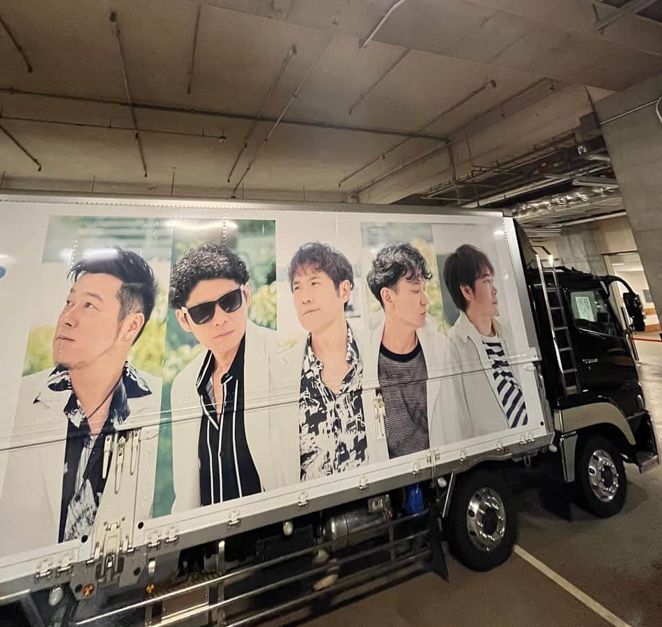 のインスタグラム：「昨日の八王子公演から全国ツアーがスタートいたしました！  ゴスペラーズ坂ツアー2023 "HERE & NOW"😌😉🥹😃😎  ここから3ヶ月半の間、我々を応援してくれるみなさまと一緒に走り抜きたいと思っております💪  どうぞ宜しくお願いいたします🙇‍♂️  押忍😎  #ゴスペラーズ坂ツアー2023  #ヒアナウ  #ツアートラック」