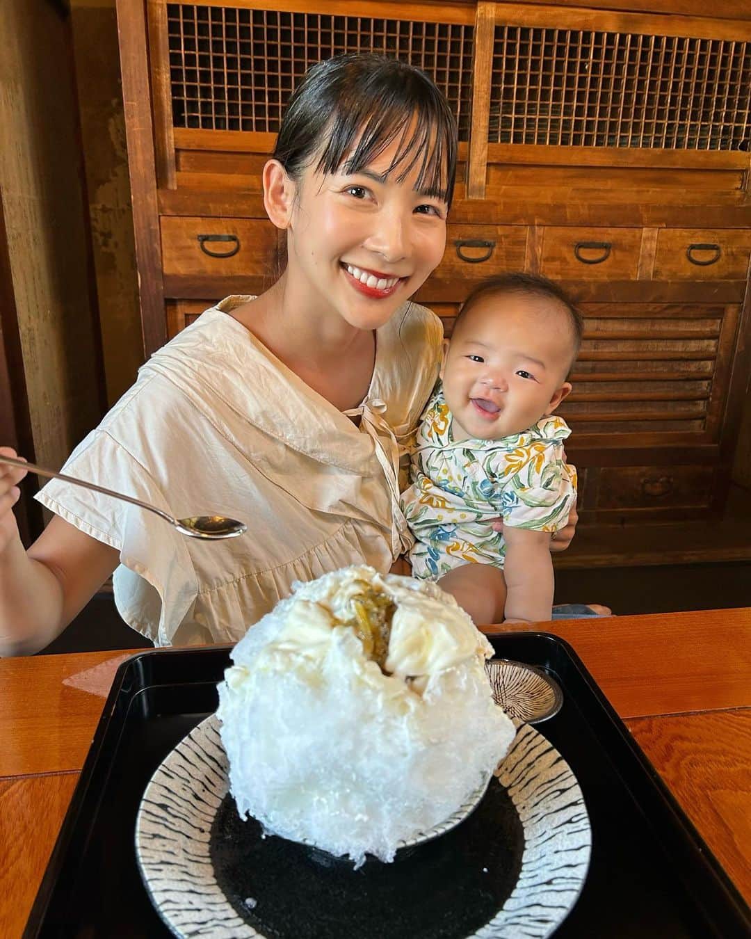 阪本智子さんのインスタグラム写真 - (阪本智子Instagram)「🍧♡  ここのかき氷美味しかったなぁ😍  かのちゃんニコニコ、、😊 あおちゃんスヤスヤ、、😴  だったので、大人はゆっくり食べられました😂🙏✨  かのあは生後5ヶ月でかき氷屋さんデビュー！ 見てるだけだけど😂  デビューがあおはより遅いこと初めてかも笑 ラストにあおはのかき氷屋さんデビューも載せておきます(AOHA👶🏻1ヶ月10日)🎶  #かき氷 #かき氷屋さん #2歳差育児 #2歳差兄弟 #兄弟ママ #阪本智子」9月10日 18時23分 - tomoko_sakamoto423