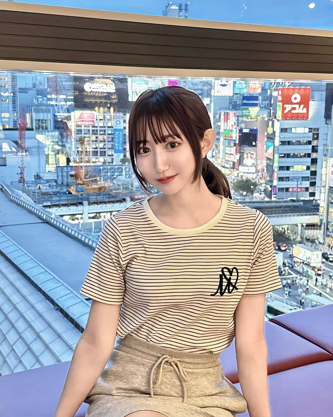 Ayanaのインスタグラム：「らくちんコーデ🫣‪‪❤︎‬  どちらもGRLのアイテム‪‪！ Tシャツは細めのボーダーにロゴがポイントっ！ スカートはインパン付きで安定に安心のやつです‪‪❤︎‬ この日は大好物のすぱじろう食べに行った日🍝 みんなの大好物はなに〜〜？🫶🏻 ⁡ @grl_official  tee : sf944 skirt : ac2257 ⁡ ⁡ #グレイル #GRL #プチプラ #プチプラコーデ #grl購入品 #grlコーデ #グレイル購入品  #グレイルコーデ #ミニスカート #ミニスカ #Tシャツ #ボーダー #細ボーダー #らくちんコーデ」