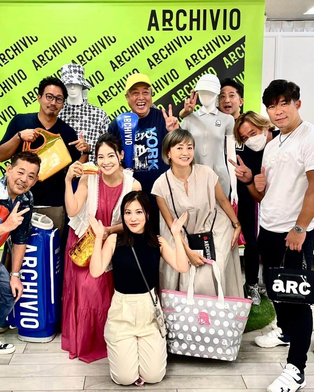 吉田玲奈さんのインスタグラム写真 - (吉田玲奈Instagram)「⛳️ ✪archivio 2024 Spring/Summer アルチビオ展示会へ行って来ました✪ @archivio.official  1人で行っても誰かと会える♡楽しい仲間が集合♪ 数年前から（株）ビキジャパンの中山社長をはじめとする社員の皆さんの濃いぃ関西弁のせいで、標準語しか喋らなかった私が、まさかのコテコテ関西弁丸出しになって素が出てしまう危険な場所です😂w（私ってホンマはめっちゃ熱い関西魂🔥やったって事を思い出させてもらいましたw） いつもありがとうございます🫶 今回の展示会も、めっちゃ楽しすぎて🤫騒がしくしてすみません🙏  2024春夏のウエア&小物も本当に可愛くて♡♡♡ オトナになっても着たい可愛さとカッコよさを兼ね備えた素敵なウエアばかりでかなり迷いました☺️  仲良しチームのみんなと会えて ゴルフ計画もふんわり決まったし⛳️ 楽しみがまた増えました♪ ゴルフを通じてこんなに仲間が増えるなんて幸せです😘皆さま仲良くしてくれてありがとうございます✨ まだまだ写真があるので載せていきまーす☆  #archivio #アルチビオ #アルチビオ2024SS #archiviogolf  #golf #golfwear  #ゴルフ女子 #ゴルフ男子  #ゴルフオトナ女子 #ゴルフ仲間  #大好きなメンバー #アルチビオコーデ  #ビキジャパン #関西弁 #2024ss展示会  #ゴルフウェア #ゴルフコーデ #橋本志穂さん #ガダルカナルタカ さん #吉田玲奈 #reinagolf」9月10日 18時24分 - reina.yoshida.ciel.1218