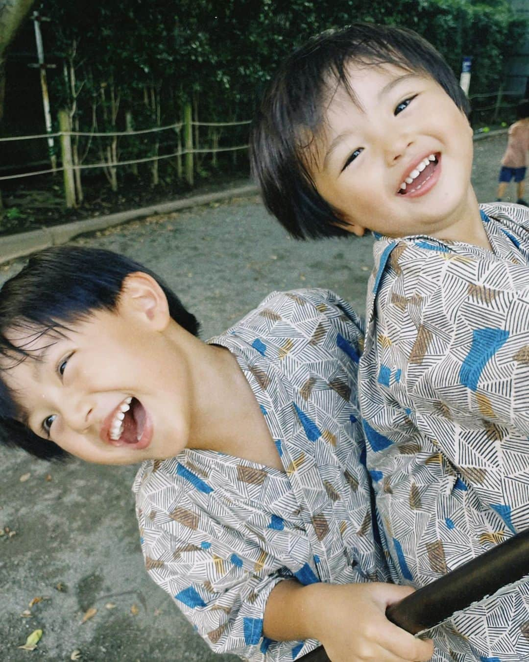 日下部ゆいこさんのインスタグラム写真 - (日下部ゆいこInstagram)「. . 今週もお祭り。 輪投げで長男が手に入れた シャボン玉で遊ぶ図。 . 平和。 に見えるけど ひくほど蚊にさされました♡ . . #あまり痒くならない人 #男の子#男の子ママ＃男の子兄弟#お祭り#夏祭り#5歳＃2歳」9月10日 18時24分 - yuiko_kusakabe