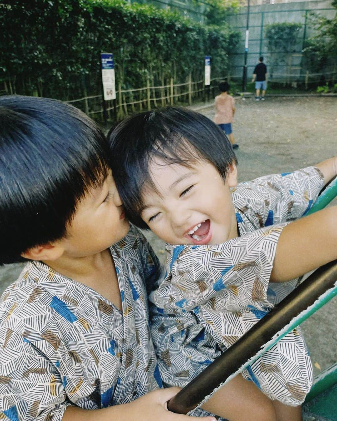 日下部ゆいこさんのインスタグラム写真 - (日下部ゆいこInstagram)「. . 今週もお祭り。 輪投げで長男が手に入れた シャボン玉で遊ぶ図。 . 平和。 に見えるけど ひくほど蚊にさされました♡ . . #あまり痒くならない人 #男の子#男の子ママ＃男の子兄弟#お祭り#夏祭り#5歳＃2歳」9月10日 18時24分 - yuiko_kusakabe