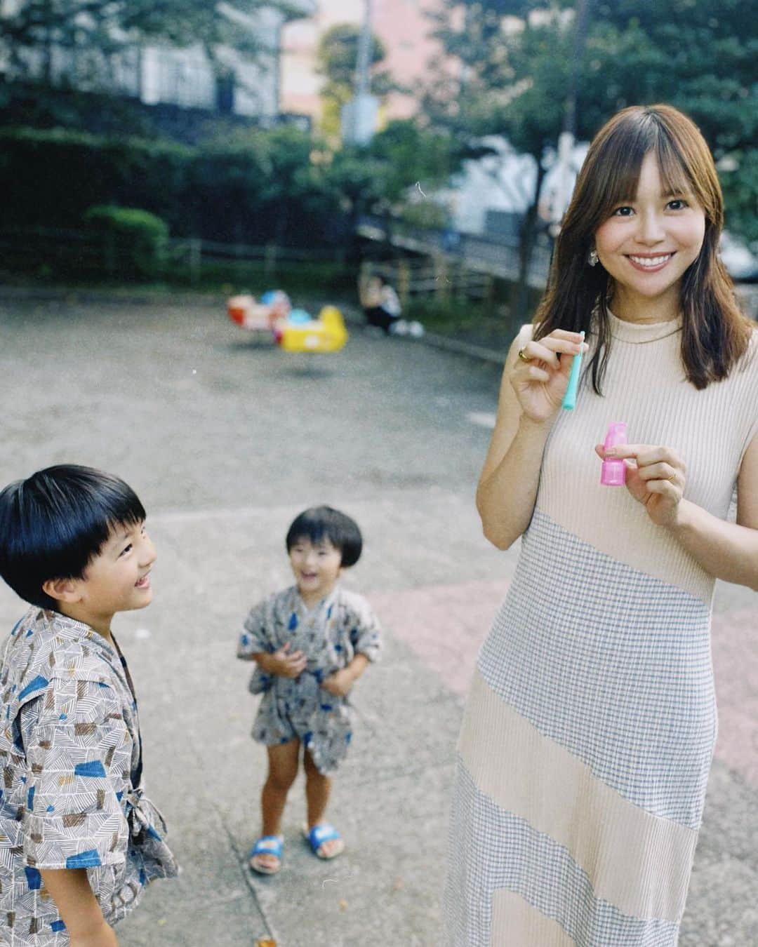 日下部ゆいこのインスタグラム：「. . 今週もお祭り。 輪投げで長男が手に入れた シャボン玉で遊ぶ図。 . 平和。 に見えるけど ひくほど蚊にさされました♡ . . #あまり痒くならない人 #男の子#男の子ママ＃男の子兄弟#お祭り#夏祭り#5歳＃2歳」