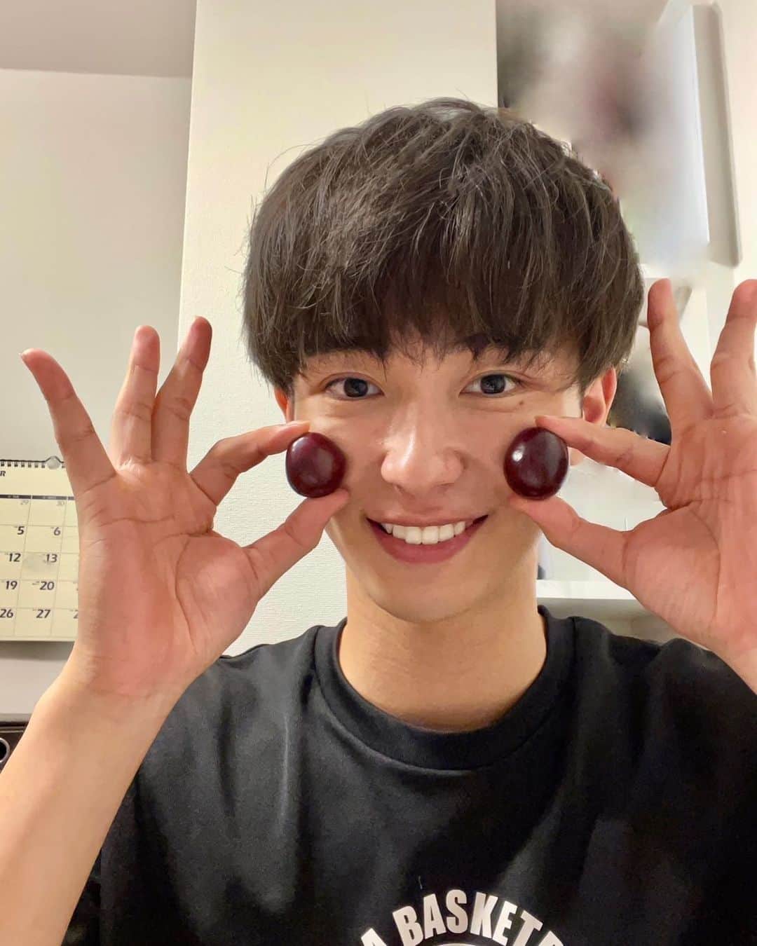 のインスタグラム：「秋の味覚 I LOVE ふどう🍇  少しだけだけ食べようと思っていても、気づいたら何十粒も食べてしまっている。  ぶどうには色んな美容効果があるみたいです！！美味しいし美容にも良いし最高です🥰  #メンズノンノモデルオーディション2023 #秋の味覚」