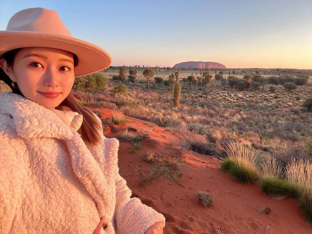 水越愛華さんのインスタグラム写真 - (水越愛華Instagram)「🐪🧡🌞  #uluru #ayersrock #australia  #camel #camelsunrise #sunrise #ウルル　#エアーズロック　 #オーストラリア」9月10日 18時28分 - iamemika21