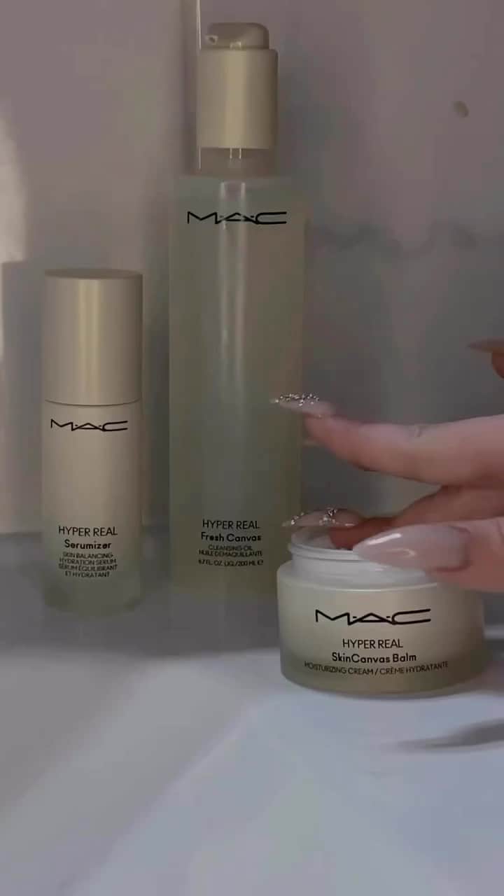 M·A·C Cosmetics BRのインスタグラム：「Sua pele precisa de cuidados especiais depois de um fim de semana agitado! A nossa linha de skincare Hyper Real é sua melhor aliada, no vídeo a @tsnatashakay mostra de pertinho as texturas da nossa linha favorita ✨ 🤍 Com extrato de peônia japonesa, niacinamida e ácido hialurônico a linha cuida, protege e mantém a sua pele com um glow de milhões ✨  Produtos usados no vídeo:  ✨Hyper Real Cleasing Oil Fresh Canvas  ✨Hyper Real Sérum Hidratante Serumizer ✨Hyper Real Hidratante SkinCanvas Balm   #ParaTodosVerem: No vídeo a @tsnatashakay mostra em sua mão a textura do cleasing oil, sérum e hidratante facial da linha Hyper Real.」
