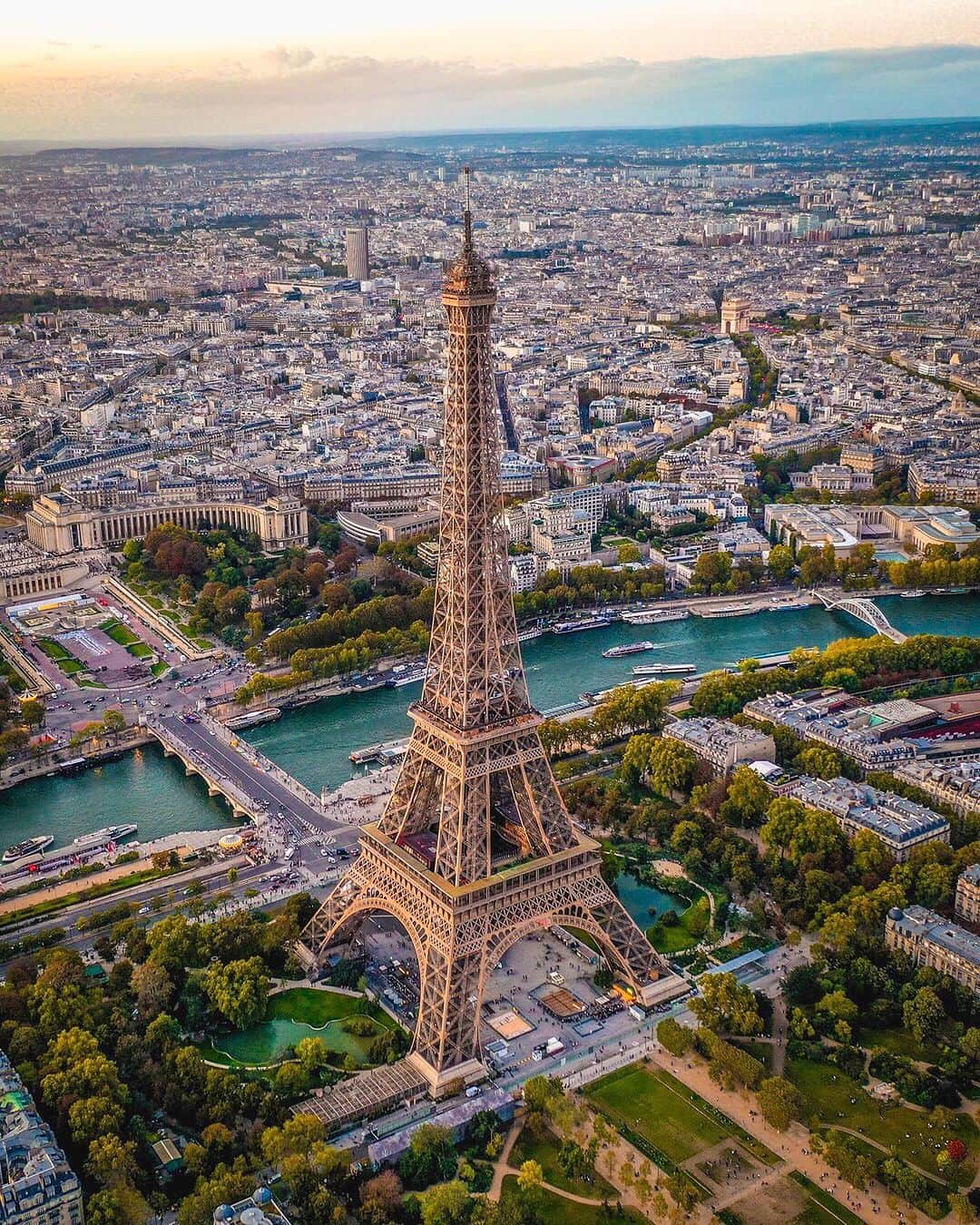 BEAUTIFUL DESTINATIONSさんのインスタグラム写真 - (BEAUTIFUL DESTINATIONSInstagram)「Parisian adventures with @world_walkerz! 🇫🇷✨Steeped in history, Paris is filled with iconic landmarks like the Eiffel Tower, Notre-Dame Cathedral and the Louvre Museum. The sheer beauty and history of these sites can leave you in awe. Fuel up on croissants and take a romantic stroll down the Seine River in between!  📸 @world_walkerz 📍 Paris, France 🎶 Howard Harper-Barnes - Marie」9月11日 0時01分 - beautifuldestinations
