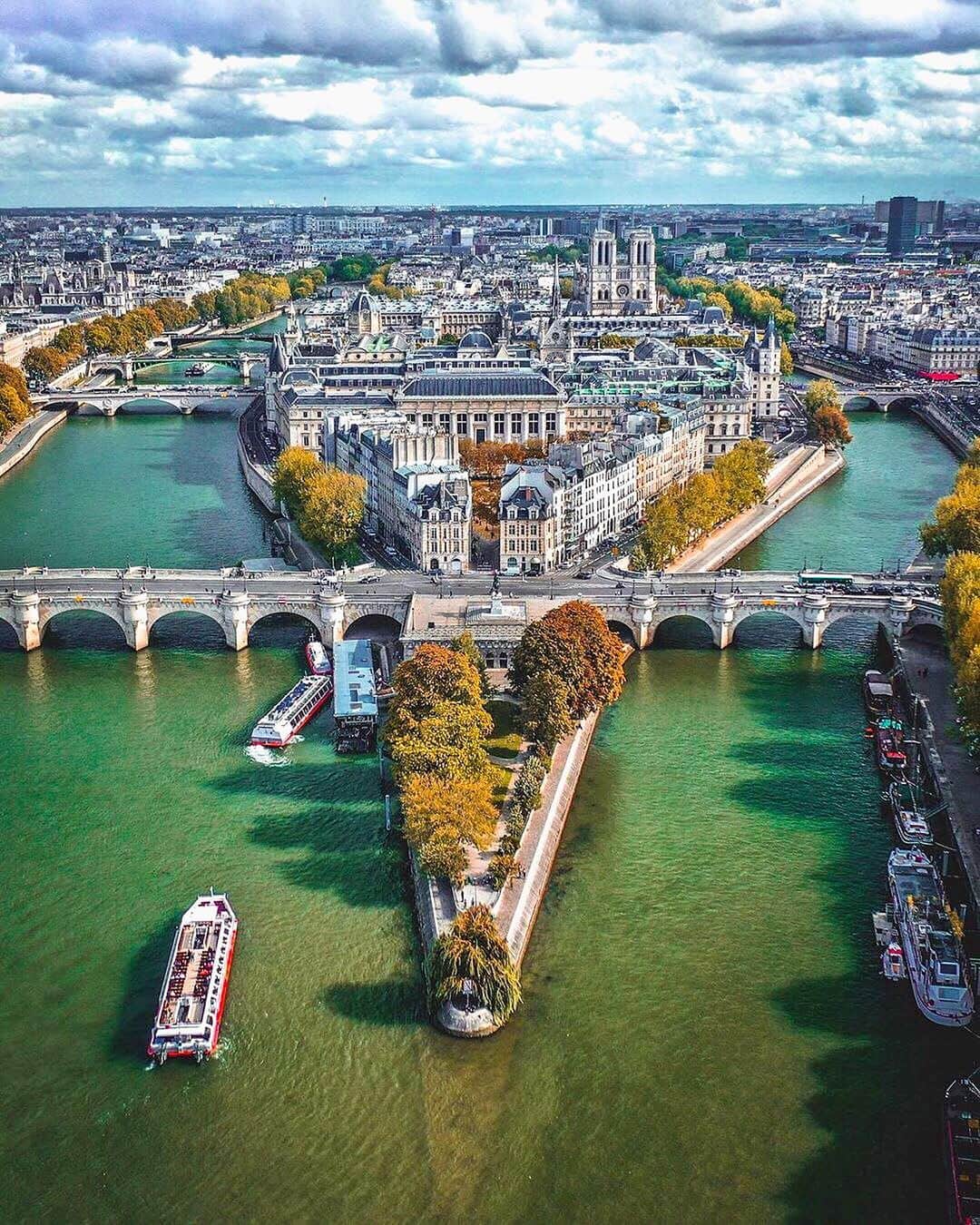 BEAUTIFUL DESTINATIONSさんのインスタグラム写真 - (BEAUTIFUL DESTINATIONSInstagram)「Parisian adventures with @world_walkerz! 🇫🇷✨Steeped in history, Paris is filled with iconic landmarks like the Eiffel Tower, Notre-Dame Cathedral and the Louvre Museum. The sheer beauty and history of these sites can leave you in awe. Fuel up on croissants and take a romantic stroll down the Seine River in between!  📸 @world_walkerz 📍 Paris, France 🎶 Howard Harper-Barnes - Marie」9月11日 0時01分 - beautifuldestinations