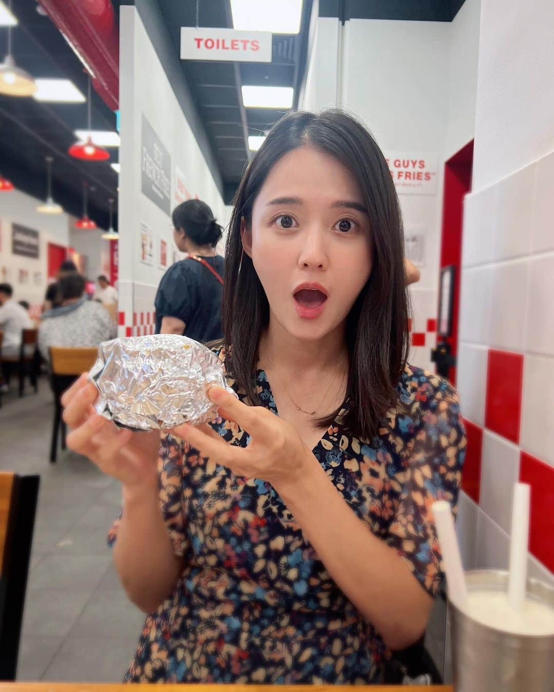 ナム・ボラのインスタグラム：「마실 나온 김에 파이브 가이즈🍔🥤🍟  와! 미국의 맛이구나! 햄버거 패티 두장에  치즈 좔좔… 저 감튀가 라지🫢  양 많아 많아!!  #파이브가이즈 갔으니까 땅콩 시식은 필수죠!   이제 인앤아웃만 남았다!」