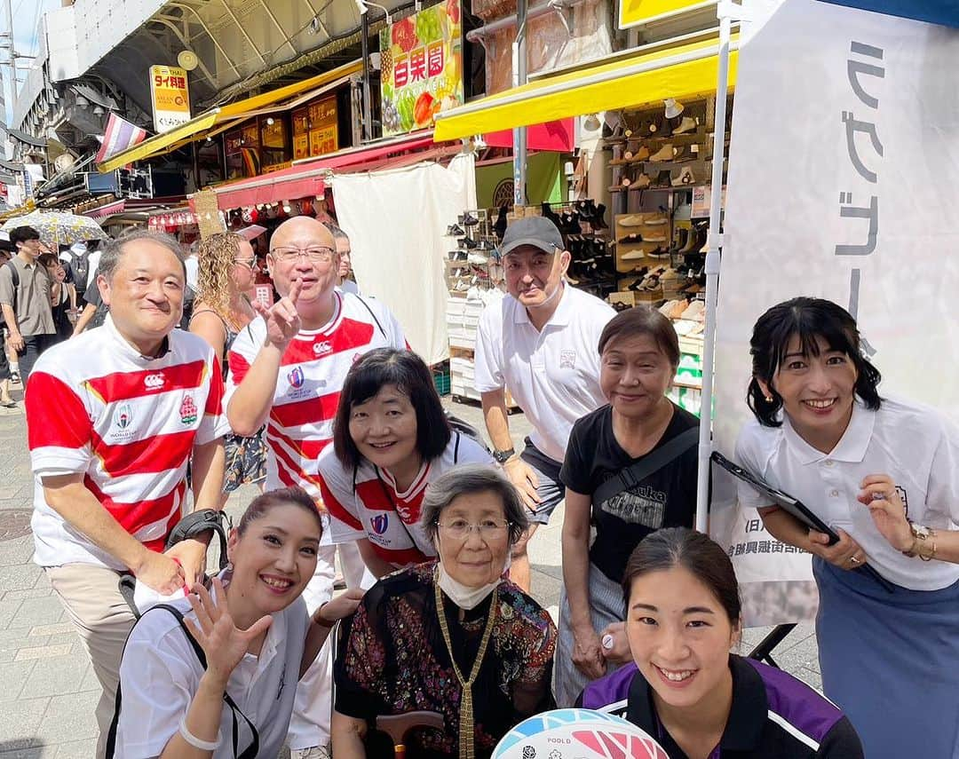 有働文子のインスタグラム：「ラグビーワールドカップ2023パブリックビューイング in上野🏉  まずは初戦の勝利、おめでとう御座います🥳  お昼の告知イベントから、夜のパブリックビューイングまで、駆け抜けました🙆‍♀️✨  昼間の告知イベントから沢山人が集まってくれて、夜は100人くるのか？不安でしたが、300人は超えました😌  本当にありがとうございます😭！  台東区の区長さんから、台東区ラグビー協会の会長さん、jcomの皆さん、高野選手に村田さん、渡瀬さん、本当に有り難うございます🙇‍♀️✨  今回、本当に色々な会場から依頼を受けたのですが、上野という場所だからこそ、ラグビーを知らない方にも沢山ラグビーを伝えられた気がします！！ 上野がラグビーのポスターだらけでした👍✨  私も、色々と胸がいっぱいですーー🈵 ここからいっくぞーー🙌  #ラグビーワールドカップ2023  #ラグビーワールドカップ #チームアメ横ラグビー祭り #アメ横商店街 #フリーアナウンサー #アナウンサー #パブリックビューイング会場  #ラグビーワールドカップ」