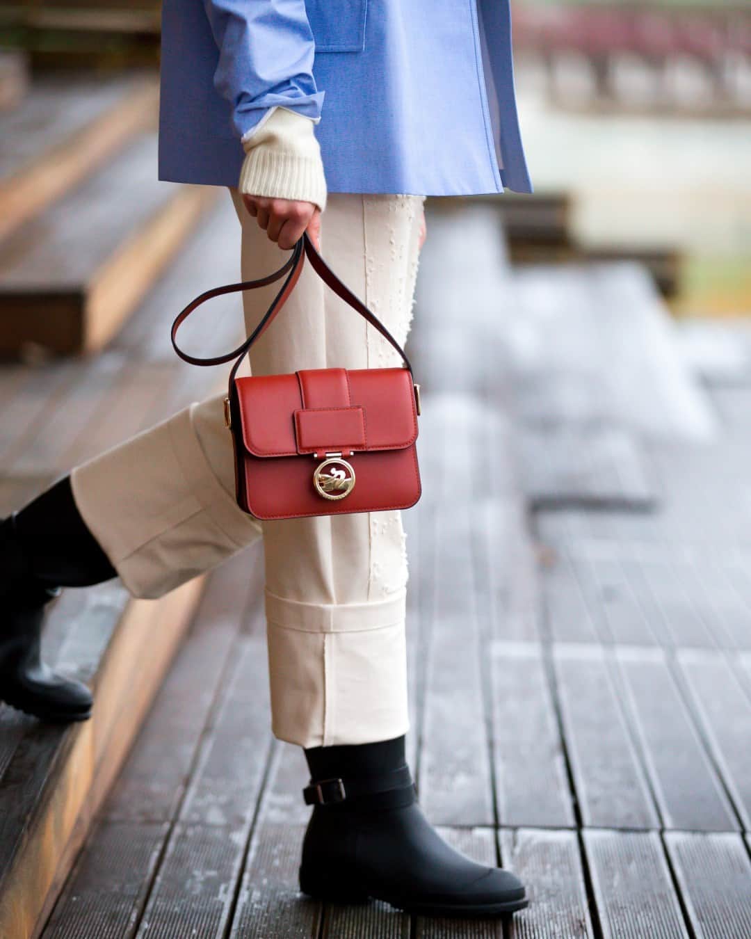 Longchampのインスタグラム：「How do you carry it? On a strap.  Collection: #LongchampFW23 Bag: #LongchampBoxTrot Ready-to-wear: @longchamp  Photographer: @gregoire_avenel  #longchamp #newcollection #backtoshcool #longchampgirls #ootd #outfit #horseracing #leather #classic #acajou #bag」