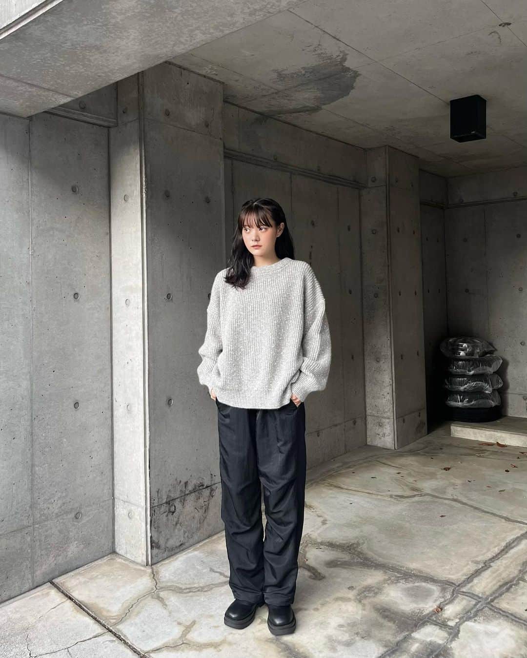 木村なつみのインスタグラム：「New items🫶🏿 exhibition 9/24.25 📍Nakameguro  ・heather lamé rib knit キレイで重厚感のあるリブニット 袖のところとかシルエットが神、、 LSで作ったニットより着丈は短めに◎ 杢の色目にラメ糸を混ぜています！繊細な高級感がかわいい、、   ・nylom cargo pants ボリューム感が可愛いパンツ。 上品なナイロン素材でバランスをとりました 膝のタックで立体的なシルエットに。 裾絞れます！ウエストゴム！ シワ加工と撥水加工も◎」