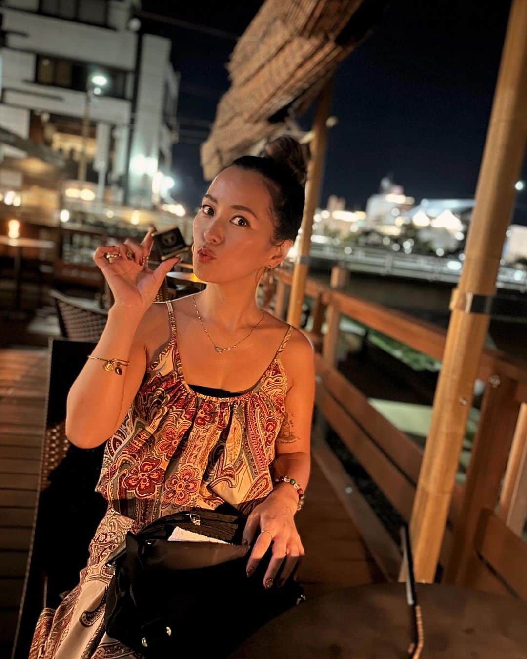 Sachiのインスタグラム：「毎朝自分の顔を見ていますか？  鏡に写る自分の顔をみたとき、 何を感じますか？　   （お！今日も良い顔してる) （なんか元気がないなぁ）  （憂鬱だなぁ）  （むくんでるなぁ）　  色んなことを感じると思いますが...   試しに、 今日も笑顔溢れる１日にしよう！ と、鏡の自分に向かって言ってみてください  朝の気持ちって そのまま１日に反映されてしまうんですよ (怖い～)  ネガティブな気分の朝は その日をネガティブな日にしてしまいます  あなたの１日を作るのって 周りの人のようだけど、 実は、あなた自身！  愛される女性になれるかどうかも 彼次第ではなくて、あなた次第だしね♡  幸せ？幸せじゃない？　  楽しい？楽しくない？　  全部自分で作っていく！ だってあなたの人生だから  明日も笑顔溢れる１日を✨️   #一日の始まり  #アラフォー  #京都」
