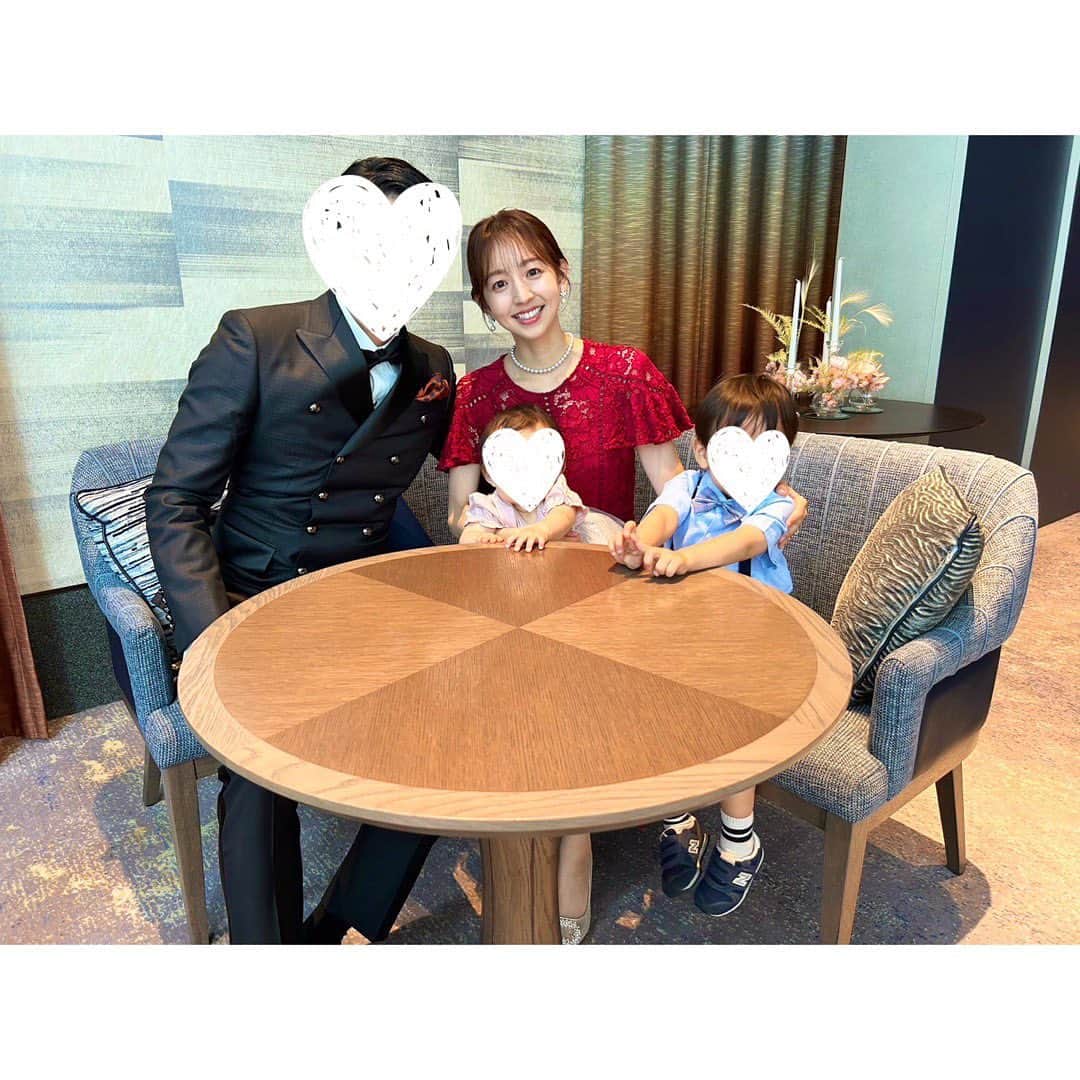 伊藤弘美さんのインスタグラム写真 - (伊藤弘美Instagram)「☺︎ ⁡ 週末は家族でお友だちの結婚式へ🌹 ⁡ 新郎新婦のお人柄が伝わる 素晴らしい会でした🥹✨ ⁡ 末永くお幸せに🫶💓 ⁡ ⁡  #happywedding  #フォーシーズンズホテル東京大手町  #女の子ベビー　#女の子ママ　#男の子ママ　 #育児　ほぼ#2歳歳差育児　#2人育児」9月10日 18時31分 - hiromi_ito831