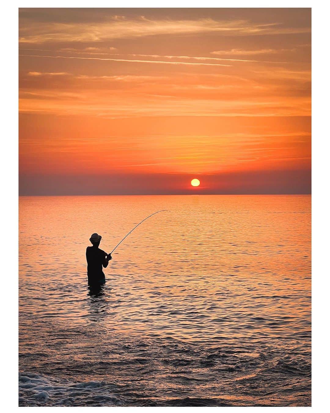 nathparisのインスタグラム：「FISHERMAN 🐟  Magnifique coucher de soleil hier soir ☀️ Bon dimanche à tous 💛」
