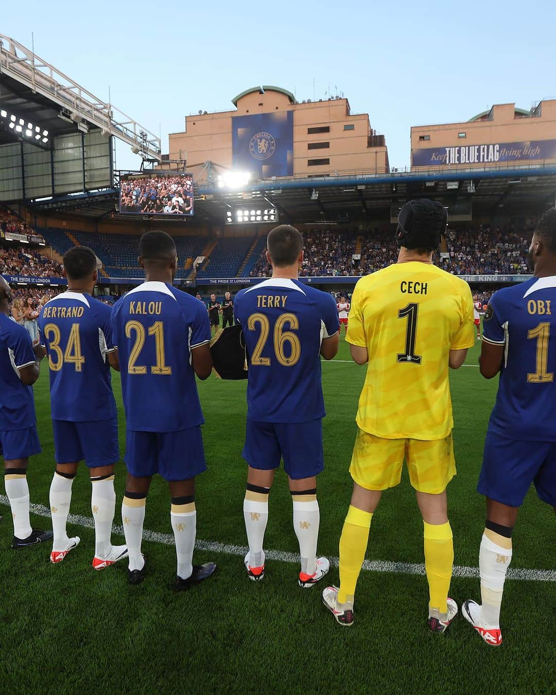 サロモン・カルーさんのインスタグラム写真 - (サロモン・カルーInstagram)「Great night yesterday to be back at the Bridge to celebrate our legendary late Gianluca Viali and also raise funds for the @chelseafcfoundation and @royalmarsden  • It was amazing to see alot my ex team mates from @chelseafc #Cancer X」9月10日 18時31分 - salomonkalou