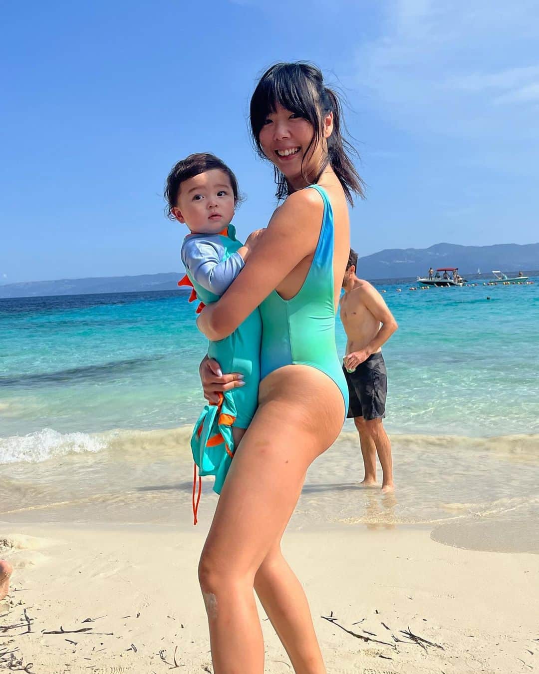 スージー・ロウのインスタグラム：「His job is “beach” 🏝️🏝️🏝️」
