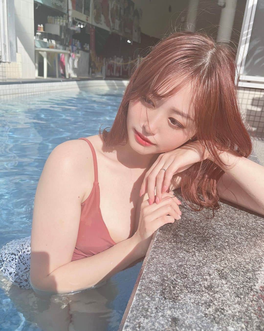 浜田くるみのインスタグラム：「今年はプール行けなかったなあ。 去年の写真やけど投稿してなかったやつあげとく！#👙  あんまり夏感じれてないかも！大変だ！海とかいってかき氷とか食べたかった！ . #ビキニ #スパプー #スパワールド #水着 #bikini  #japanesegirl #ビジョビ #プール」