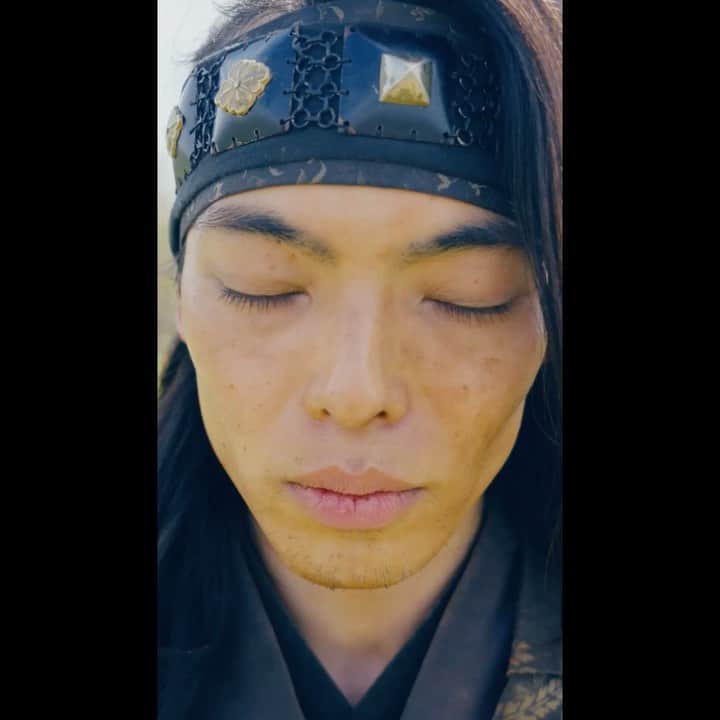 のインスタグラム：「蠍源氏(さそりげんじ)－目にも止まらぬ速さで敵を斬りつける。  丸紅新CMがこのあと放送の日曜劇場「VIVANT」にて流れます！ ぜひ見てください🦂 #VIVANTでTVCMオンエア #できないことはみんなでやろう #丸紅」