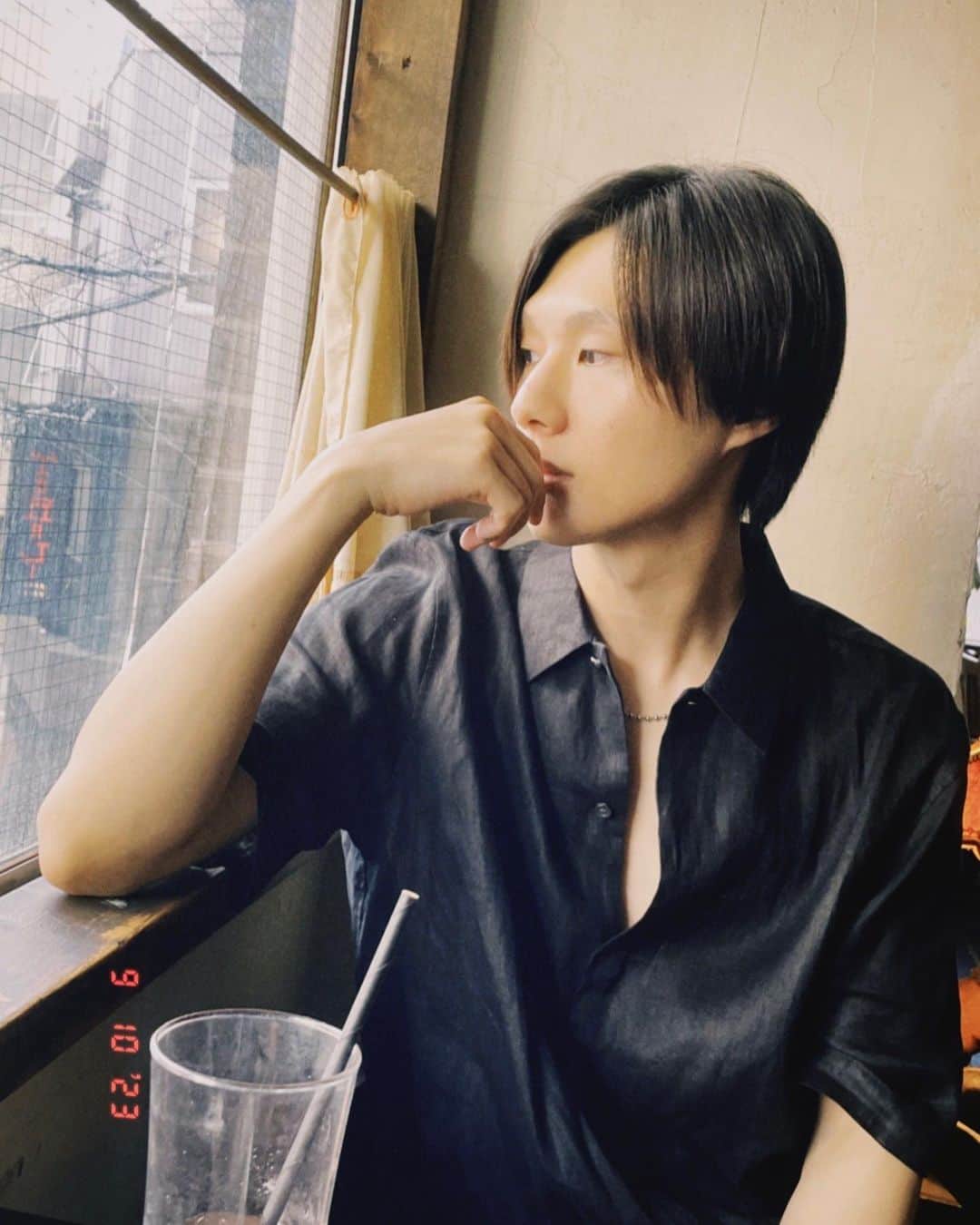 辻凌志朗のインスタグラム：「年中無糖のアイスコーヒー一択。 みんなは？☕︎  photo by @kotaro.creep_story   #cafe #coffee」