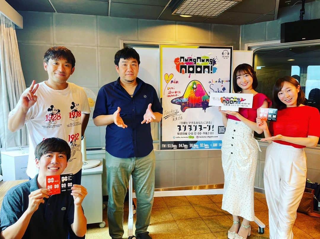 滝澤悠希のインスタグラム：「きょうのヌンヌンヌーン、 FMラジオ局「K-MIX」の牧村一穂アナウンサーが 生出演してくださいました！ 「緊張しています…」からの、 全力ラーメンリポートで番組に溶け込む早さに脱帽。 溶け込むと言えば、 久保田さん（写真中央・Ramen FAKE店長）は、 準レギュラーとして、 月に１回、ヌヌヌに渾身の一杯を届けてくれる ラーメンおじさんということで、 よろしいですか？？？  #kmix #静岡fm放送  #牧村一穂 #アナウンサー  #アルピー #酒井健太 さん #ラーメンfake #久保田友和 さん #近江由佳 #アナ #ラジオパーソナリティ #ラジオ #fm  #ヌンヌンヌーン #ヌヌヌ #静岡放送 #sbsラジオ  #静岡 #静岡市 #静岡県 #浜松 #浜松市  #ラーメン」