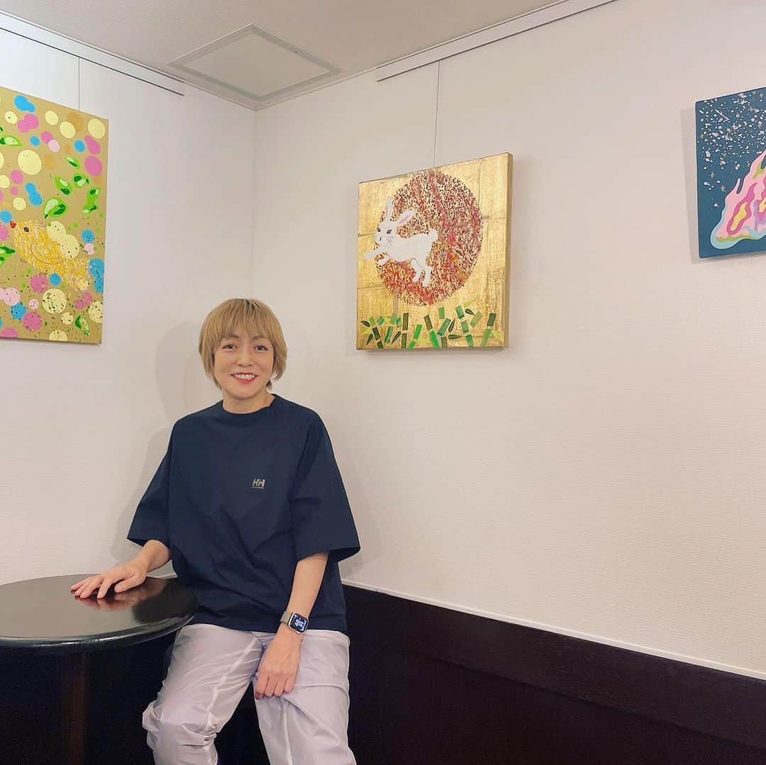 松尾たいこのインスタグラム：「《25年ぶりの再会》つい10日前、友達からメッセージ。  「たいちゃん、今度、うちのお店でテレビ撮影あるんだけど、作品飾らない？」  え、おもしろそう。ぜひぜひ❗️ってことでトントン拍子に話が進み、ゆかちゃんのお店のある西荻窪へ。  なんと会うのは25年ぶり😆私が広島から出てきて絵の勉強のため通っていたセツモードセミナーの同級生なのです。  そして彼女とは、学校主催のセツ先生と行くヨーロッパコートダジュールスケッチ旅行に一緒に行った仲。 考えたら、あの旅で風景を描くおもしろさに目覚めたんですよね。（その時の写真が3枚目と4枚目）  その夜は楽しく飲んで語り合いました😆  会わない時間がたくさんあっても、すごく久しぶりでも、合う人とはベストなタイミングで会えるのねってつくづく思う。  そして今日、作品を展示しに行ってきましたよ✌️  テレビにどのぐらい映るかわかんないけど、楽しみ。  ※私の作品への質問やお問い合わせはお気軽に⠀ ⠀ 「見えないけれど　つながっている」⠀ 「会えないからこそ　いとおしい」⠀ 森羅万象・花鳥風月・四元素(五元素)・二十四節気など日本をテーマに作品を作っています。⠀ この絵の中にもつながりを。⠀ ⠀ #japaneseartist #liveintokyo #myartwork #acrylicpainting #lovejapan #modernartist #contemporarypainting #contemporaryartist ⠀ #colorfulartwork⠀ #kawaii #arigato⠀ #happycreativelife #staycolorfullycreative⠀ #loveny #lovehongkong #lovetaiwan #lovesingapore #lovekorea⠀ ⠀ #現代アート #現代美術 #現代アーティスト #森羅万象 #五行思想 #八百万の神 #花鳥風月 ⠀ #神社好きな人と繋がりたい⠀ @holbein_art ⠀ @holbeinartistmaterials」
