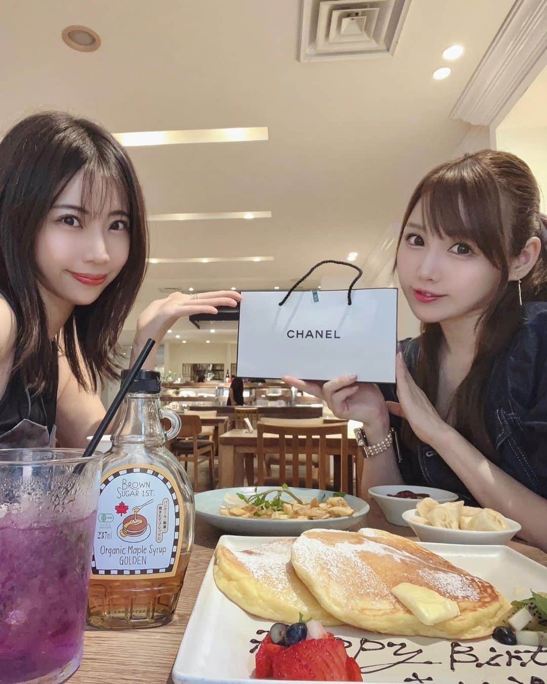 のインスタグラム：「お誕生日当日は鈴木ふみ奈ちゃん @fuminasuzuki が お祝いランチしてくれました🎂💞  小麦が食べられない私のために グルテンフリーのお店を夜遅くまで探してくれて… 忙しい中本当にありがとう😢✨  米粉のパンケーキのバースデープレート🥞🍽️ プレゼントにCHANEL CHANCEのヘアオイルまで💝 大人の女性の香り、漂わせていきますね♡  ふみにゃんともっと仲良くなれて嬉しい1年だったなぁ🐈🎀」