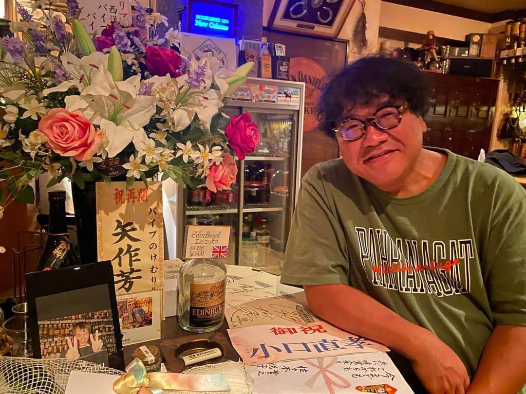 カンニング竹山のインスタグラム：「福島の夜中0時半、誰しら軍団の宴を終え竹山は何故か晩年凄く可愛がってもらったBARパイプのけむりの創設者しろうさんの元へ。 しろうさんがこだわっていたブレンデッドウイスキーを飲みしろうさんの遺影に手を合わせる。 そしてこの意思を引き継ぎ店をやってくれている現マスターとパチリ😁」
