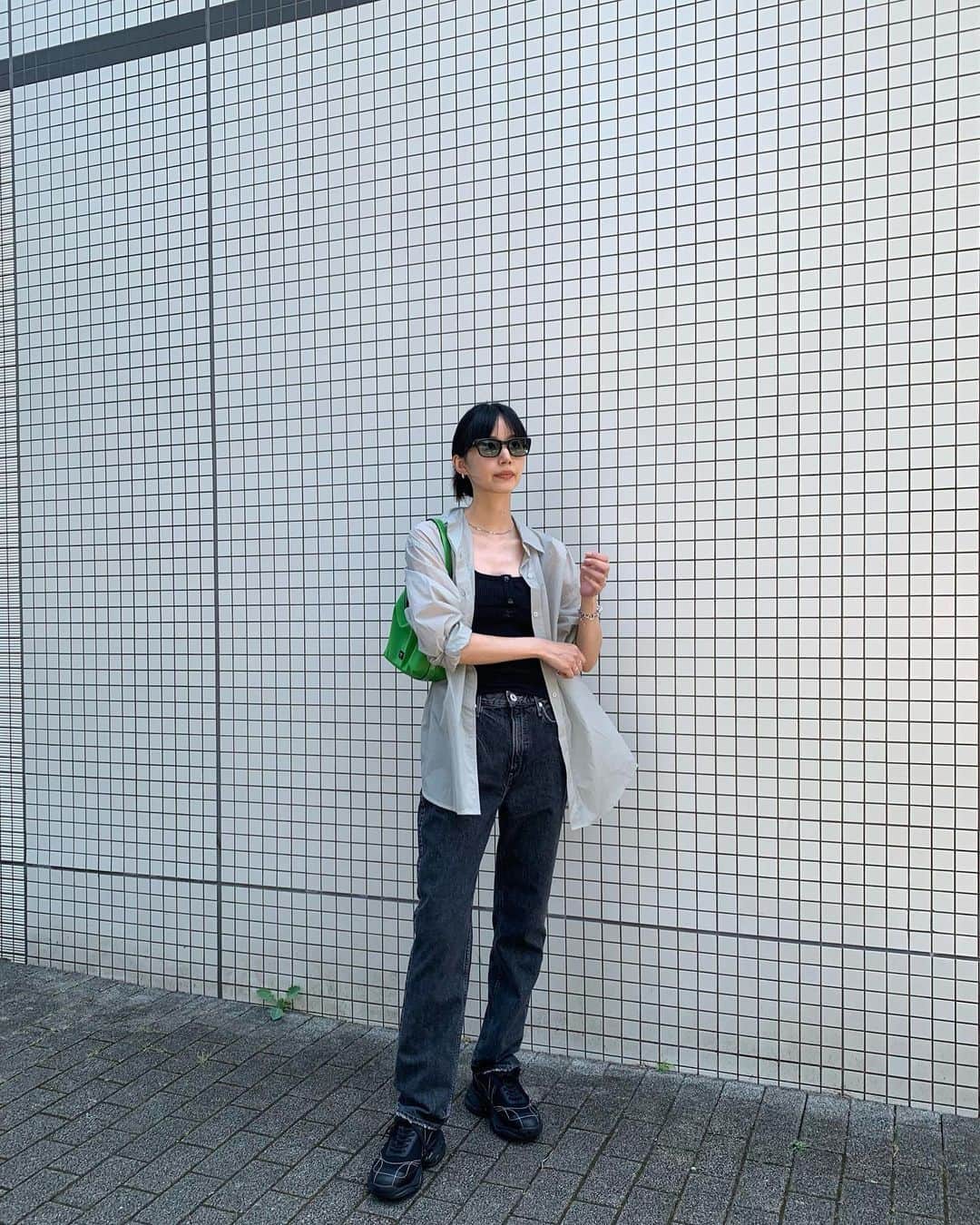 Shiho Sasakiのインスタグラム：「そろそろ、シャツとデニムの組み合わせが恋しい季節🍁 朝晩は涼しい風が吹くようになって やっと秋に近づいてきたのかな…？  @upperhights のTHE KELLYをセルフスタイリングさせて頂きました👖  #outfit_shiho #upperhights」