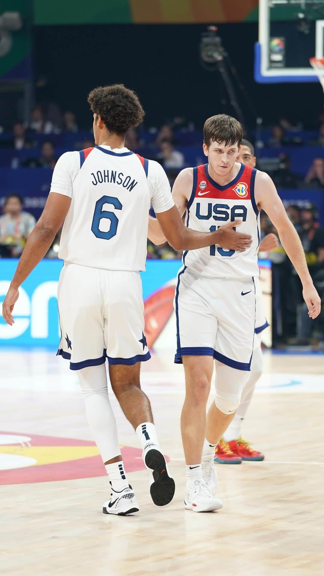 USA Basketballのインスタグラム：「AR smooth off the window 👌  🇺🇸 #USABMNT #WinForUSA」