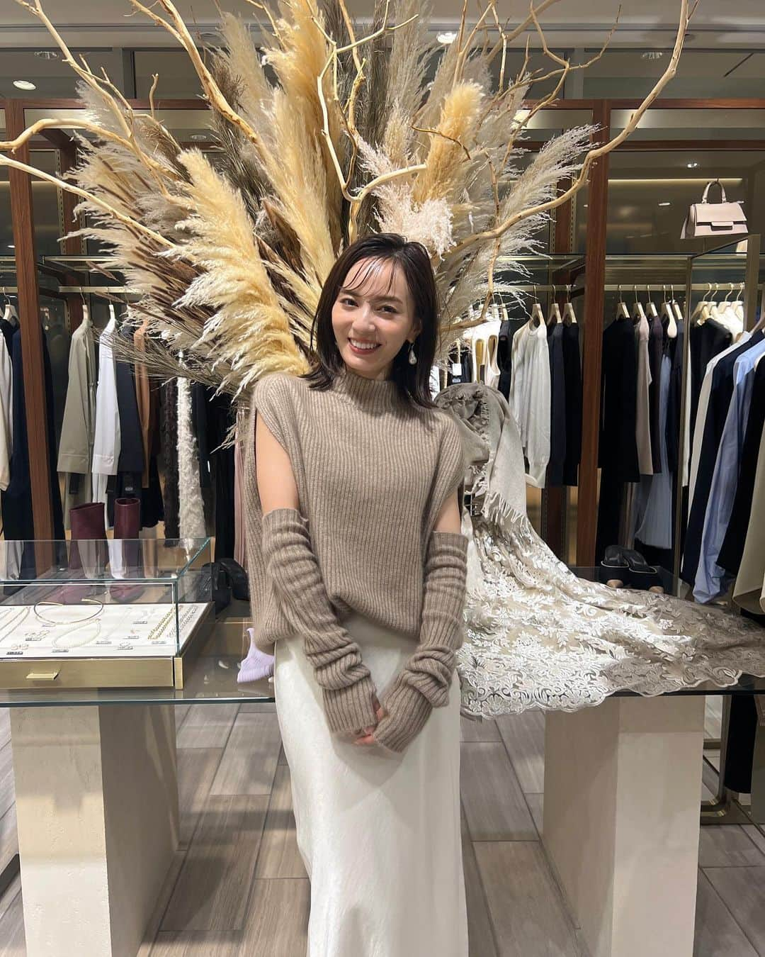 中村麻美のインスタグラム：「⁡ 2023年9月8日、  ánuans渋谷ヒカリエ店のオープン初日を迎えることができました✨ ⁡ 当日はお足元の悪い中、たくさんの方にご来店いただき 本当にありがとうございました😭✨ ⁡ 展示会ぶりにお会いできた方、 遠方から駆けつけてくださった方、 初めましての方、、♡ 皆さまからたくさんのエネルギーをいただき、 かけがえのない一日となりました。 ⁡ お越しいただいた皆さま、 この日を迎えるために準備を重ねてくださった関係者の方々、いつもánuansを支えてくれている店舗スタッフの皆んな、本部チームの仲間たち。 本当に本当に、ありがとうございました💓 ⁡ また一つ、私にとって大切な場所ができました✨ これからánuans渋谷ヒカリエ店を どうぞよろしくお願いいたします🕊 ⁡ #anuans #anuans_2023aw #渋谷ヒカリエ #newopen」