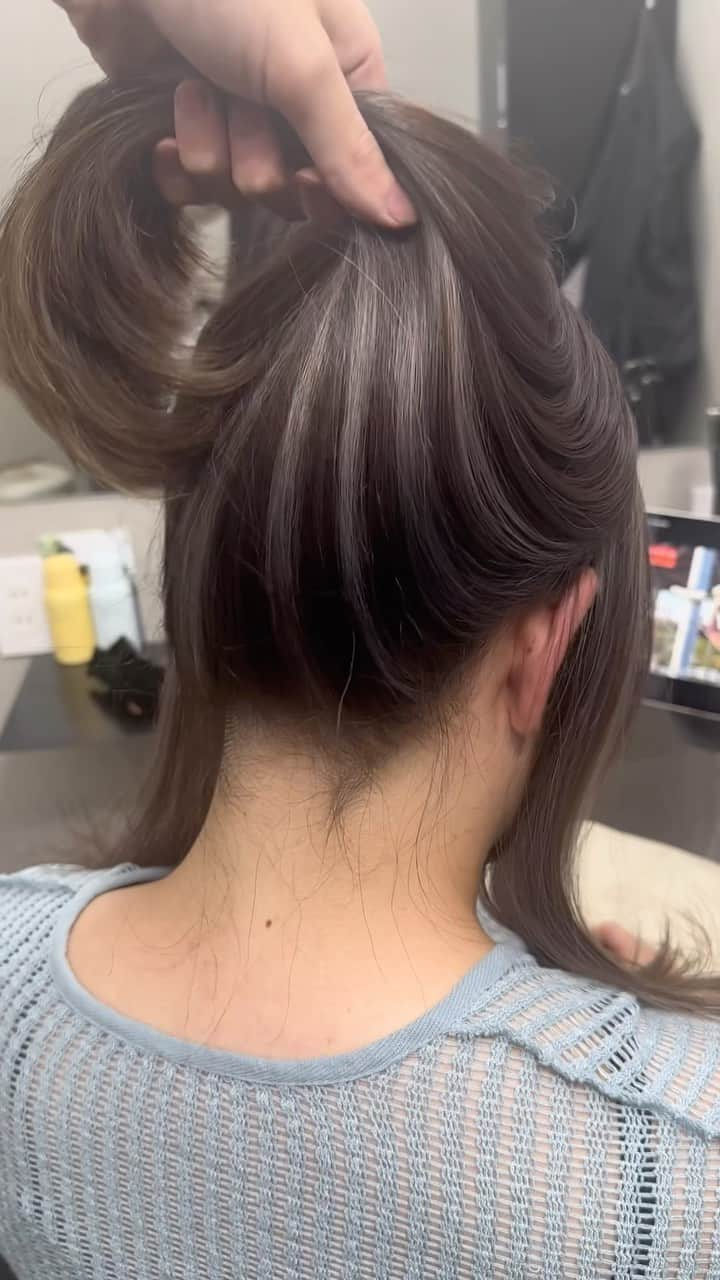 【高砂・美容師】平岡歩 ヘアアレンジ hairarrangeのインスタグラム：「姫路のハイライトカラー迷子を救う人🥇 平岡あゆみと申します🙇‍♂️  ハイライトカラーと白髪ぼかしハイライトを 専門的に行っております✨  ハイライトカラーや白髪にお悩みの方は是非 他の投稿もご覧下さい😊 他の投稿はこちら💁‍♀️【@ayumi_hiraoka 】  ご予約はLINE又はDMから承っております LINEはこちらのID検索お願い致します💁‍♀️【@183ihoos】  ⚠️ハイライトでこんな悩み、経験はございませんか？ ⁡ 😞ハイライトしたけどよくわからない 😞ハイライトが太すぎて虎柄みたいになった 😞ハイライトが白髪みたいになった 😞ハイライトが何故か思い通りになった事がない ⁡ これらのお悩みや失敗には全て理由があって、例えばよくわからないハイライトは、カラーを塗る際の塗り分けの仕方が間違っていたり、ハイライトが太いのはハイライトの入れ方に工夫がなかったり、僕自身もまだ経験が浅い頃全てを経験した事がありました（その頃お越し頂いてたお客様すみません🙏）ですが失敗を糧にお客様に必ず喜んで貰える様になりたいと、10年以上の美容師人生をかけ、その術を学び、考え、習得して参りました✨ ⁡ 他のハイライトカラーも是非ご覧下さい👇 @ayumi_hiraoka ⁡ ハイライトに挑戦したいけど綺麗になるのか不安と言う方、その不安は僕の前では絶対に安心に変わるので、お悩みの方は是非ご相談ください☺️ ⁡ ハイライトは特殊な技術故に誰でも出来る技術ではございません🙅‍♂️難しい技術で、お客様の現在の髪状態や施術履歴にも非常に影響されるので、先ずは一度予約ご相談用 LINEからご相談ください🙏 難しい技術の為、1度のご来店では出来ない場合もあります、その際はどうすれば出来る様になるのか計算してプランをお伝え致しますのでご安心ください🙇‍♂️ ⁡ が【ハイライトをお考えの方へ💇‍♀️✨】 ハイライトをする時は… ▶︎色味 グレーorグレージュorブラウンorベージュor暖色 ▶︎明るさはどのくらい 暗めor明るめor明るすぎず暗すぎず？ ▶︎ハイライトの太さのイメージ 太めor細め？ ▶︎どういうイメージにみられたい？ カジュアル系orギャル系？ この4つを元に選ぶと美容師さんにも伝わりやすので是非ご参考下さい💁‍♀️ 僕が担当させていただく場合はこの項目を元にしっかり安心できるカウンセリングをさせて頂いてから、施術に入るので初めての方も是非ご相談ください😊  詳しくはプロフィールURLの料金表ご覧下さい🙏 【兵庫県姫路市】 ▶︎平岡歩 @ayumi_hiraoka ＿＿＿＿＿＿＿＿＿＿＿＿＿＿＿＿＿＿＿＿＿＿＿ 今まで幸せにさせて頂いた方々の髪はこちら💁‍♀️ ⬇︎⬇︎⬇︎⬇︎⬇︎⬇︎⬇︎⬇︎⬇︎⬇︎⬇︎⬇︎⬇︎⬇︎⬇︎⬇︎⬇︎⬇︎ 《@ayumi_hiraoka》 ＿＿＿＿＿＿＿＿＿＿＿＿＿＿＿＿＿＿＿＿＿＿＿  @slash_lifedesignsalon  株式会社s.l.d  代表平岡歩  SLASHは今年3月に姫路大手前通りに出来た 新しいサロンです✨ ・半個室空間での完全マンツーマン施術 ・豊富なドリンクサービス ・姫路の人気店コラボの日替わり本格スイーツが楽しめる ・無料WiFiがある、充電できる ・待ち時間にサブスクが楽しめる ・思い出に残したくなるような店内 ・リラックスできる半個室のシャンプーブース ・本格的な撮影ブース完備 ・さまざまな最新、話題の美容商材を取り扱っているサロン ・トレンドのデザインを提供しているサロン  髪だけでなくサロンにいる間も楽しめる仕掛けを沢山ご用意しております✨是非旅行気分でお越しください✈️  ⁡ 【お店情報】 営業時間　10時〜20時ぐらい 住所　兵庫県姫路市西二階町121番地2階  【メニュー料金】 カット＋ハイライトカラー＋髪質改善トリートメント 26000〜 カット＋シングルカラー＋髪質改善トリートメント 18500〜 その他メニューはプロフィールのURLからご覧ください😊  【ご予約方法】 LINE 又はDMにて承っております✨ ・料金の事前提示 ・所要時間の事前提示 ・このカラーはどのメニュー選べばいい？ などお気軽にご相談下さい🙇‍♂️  ご予約はこちらのLINEからお願いします♪ LINE ID 【@183ihoos】 LINEのID検索より検索してください 最初の＠マークを忘れずに入れて下さい。 ご質問などはコメントでも可能です✨   #白髪ぼかしハイライト  #姫路美容室　#姫路美容院　#姫路ハイライトカラー #姫路ハイライト#ハイライトカラー」