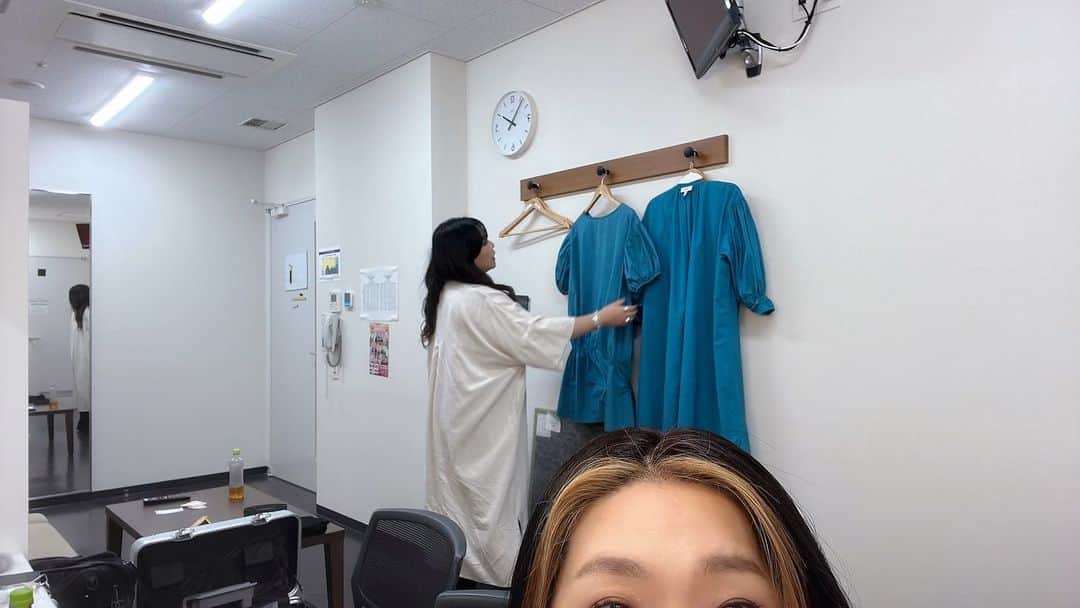 海原やすよのインスタグラム：「今日は  川西市営業2回公演でした🎙️ 一回目の舞台が終わり次の舞台のために私の衣装を黙々とアイロンしてくれてました🥹  優しい私のおねぇちゃんです😚✌️」