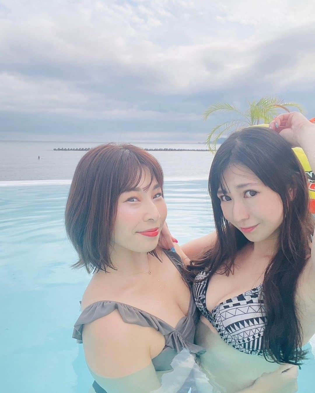 石川蓮美さんのインスタグラム写真 - (石川蓮美Instagram)「気づいたら夏が終わってた。 もう秋の気候。さすが北海道だわ。  今年は友達大集合な北海道の夏♡ 遠くにいても忘れないでいてくれて 北海道まで会いにきて変わらずに はしゃいで、笑って 最高の夏をありがとう😊 #北海道の夏  #離れていても  #大好きです  #銭函海岸」9月10日 18時46分 - hasumin.n819