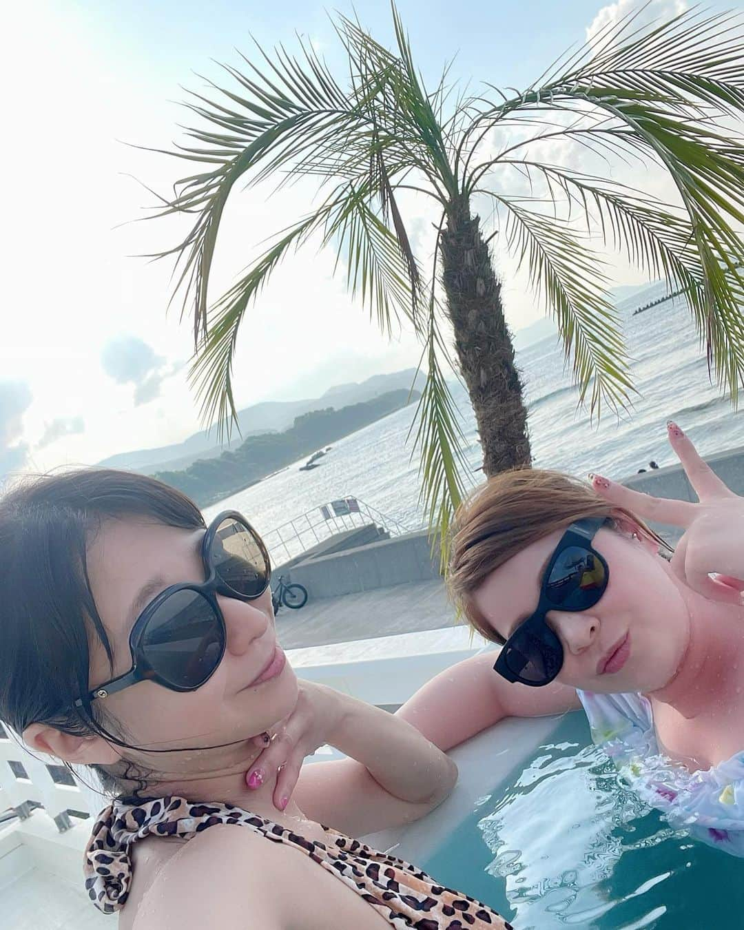 石川蓮美さんのインスタグラム写真 - (石川蓮美Instagram)「気づいたら夏が終わってた。 もう秋の気候。さすが北海道だわ。  今年は友達大集合な北海道の夏♡ 遠くにいても忘れないでいてくれて 北海道まで会いにきて変わらずに はしゃいで、笑って 最高の夏をありがとう😊 #北海道の夏  #離れていても  #大好きです  #銭函海岸」9月10日 18時46分 - hasumin.n819