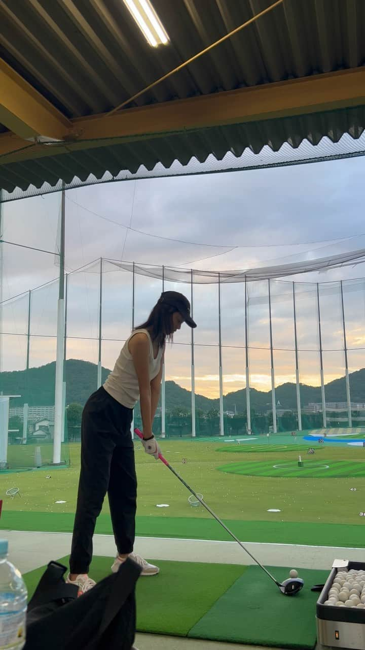 津田萌夏のインスタグラム：「.  ゴルフ始めて2ヶ月⛳️  練習15回目でやっとドライバー  10月ラウンドデビュー、、予定  . . . . . . . #ゴルフ #ゴルフ女子  #ゴルフ初心者 #キャロウェイゴルフ  #golf #golfswing #golflife #golfstagram #calloway」