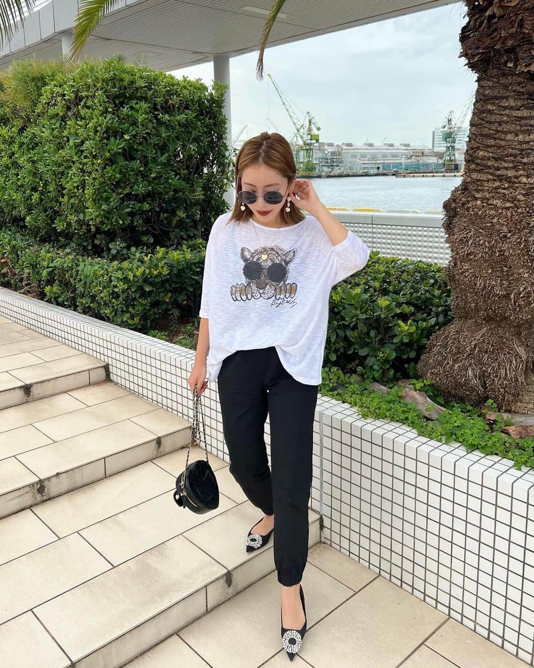 のインスタグラム：「⁡ ⁡ ⁡ 凄くオススメなこちらの2itemが 22:00より入荷します🔜  @baybeeonline_  ⁡ パンツは価格もお買い求めしやすく 出番も多めでコスパ👍です🫶 ⁡ 2019年に発売してた型を 生地とウエストの丈感のみ変えて 発売になります。 ⁡ 生地感がしっかりした分いい具合に ボディラインを拾わず細見え‼︎ ⁡ すごく美脚に見える🦵  160cm(S着用) ⁡ 🐯teeもサラサラな着心地で ルームウェアとしても着たいくらい 気持ちいい💕 ⁡ 各itemゆうパケット可能ですが 2着となるとサイズ規定🆖に なるので必ず分けてご注文頂くか 宅配便をご選択下さい🙏 🐯tee同士なら2着まで可能です。 よろしくお願いします🥰 ⁡ ⁡ ⁡ ⁡ ⁡ ⁡ ⁡ ⁡ ⁡ ⁡ ⁡ ⁡ ⁡ #fashion#ootd#baybeeonline#glowplus#zara#chanel#ラフコーデ#ママコーデ#大人カジュアル #大人ファッション」