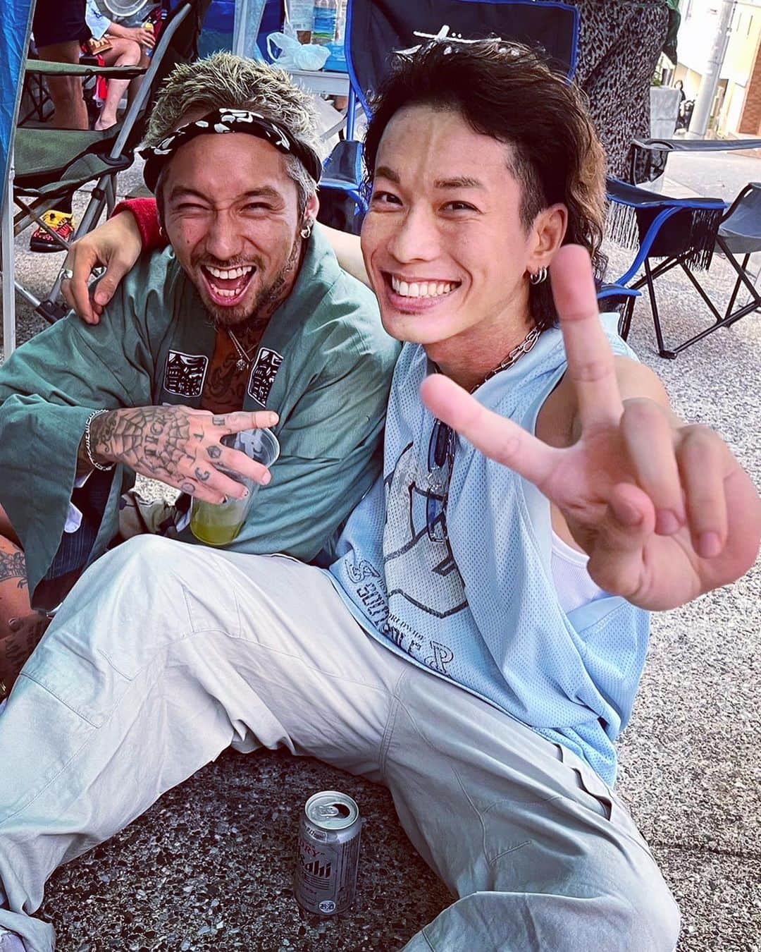 あきらかにあきらのインスタグラム：「戸越銀座商店街のお祭り男とワッツァしてきました！ @jesse_mcfaddin_original 地域密着の太陽すぎてかっこいい☀️ The BONEZとの対バンは大阪にて🐙 来週よろしくお願いします🦴」