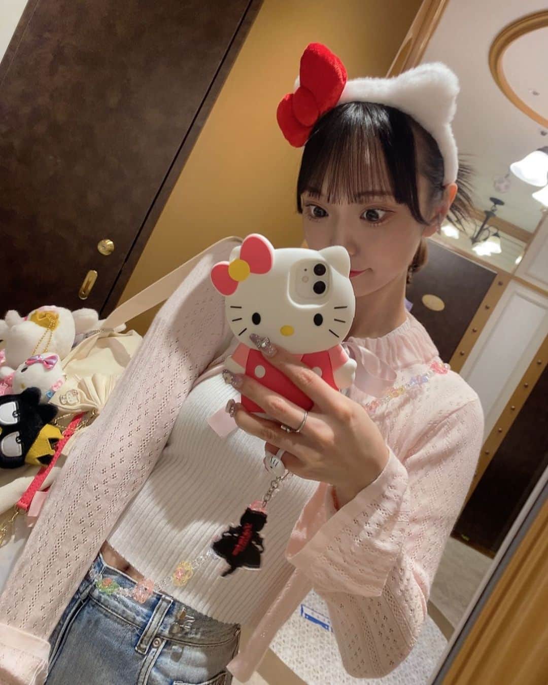 澤田美晴のインスタグラム：「キティちゃんを纏うと無敵🫰🏻🩷✨🌈」