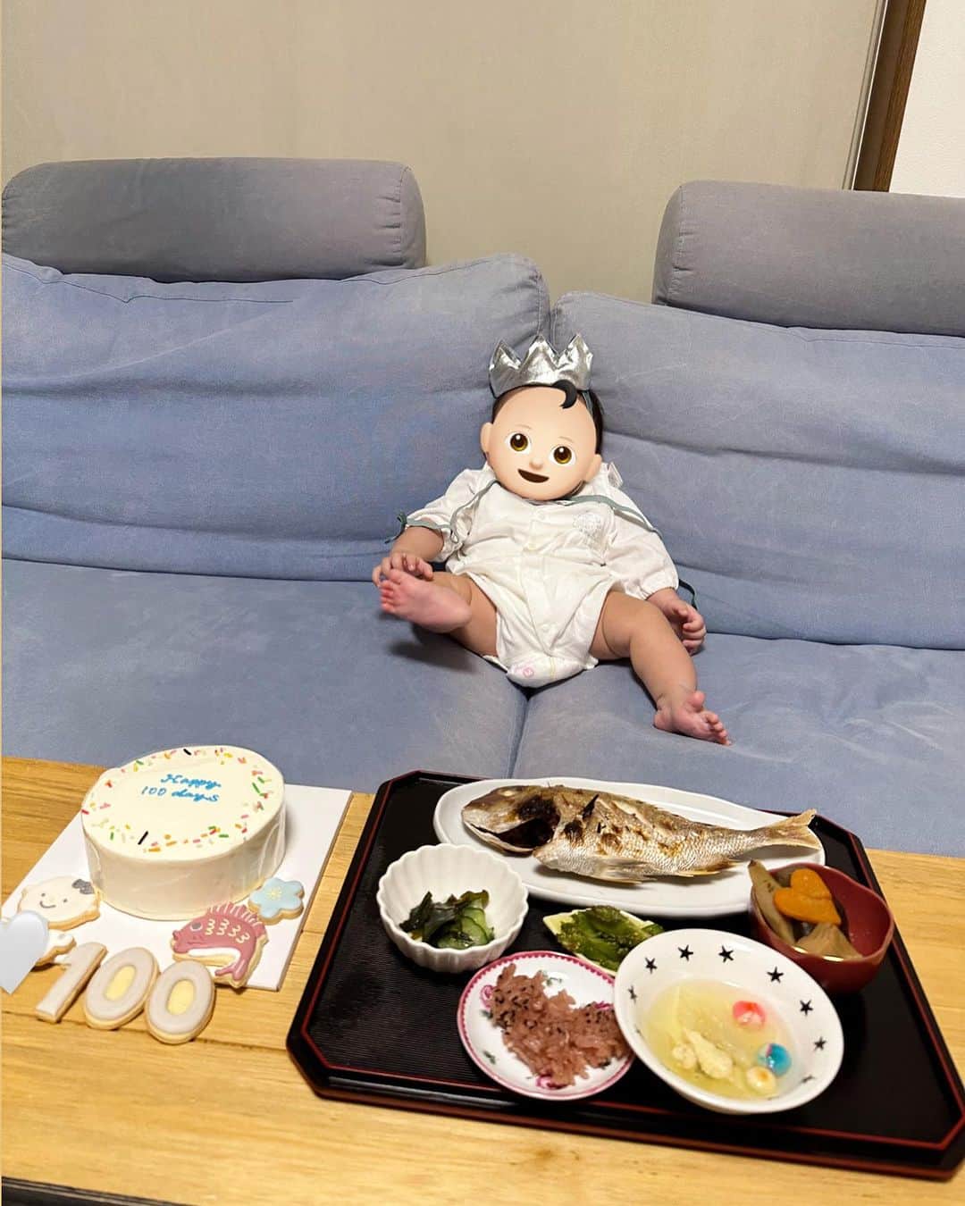 鈴木あやさんのインスタグラム写真 - (鈴木あやInstagram)「Happy 100days🎂💙 "一生食べ物に困らないように"という意味のお食い初め🐟❤️ ママが作ってくれて実家でお祝いしました✨☺️  ケーキは @cakeshop.jp  クッキーは @puapuacookies   @cakeshop.jp のケーキはオリジナルカスタムが出来てめちゃ可愛いのよ🥺💕  #happy100days #100日祝い #お食い初め #お食い初めケーキ」9月10日 18時49分 - techitechiaya