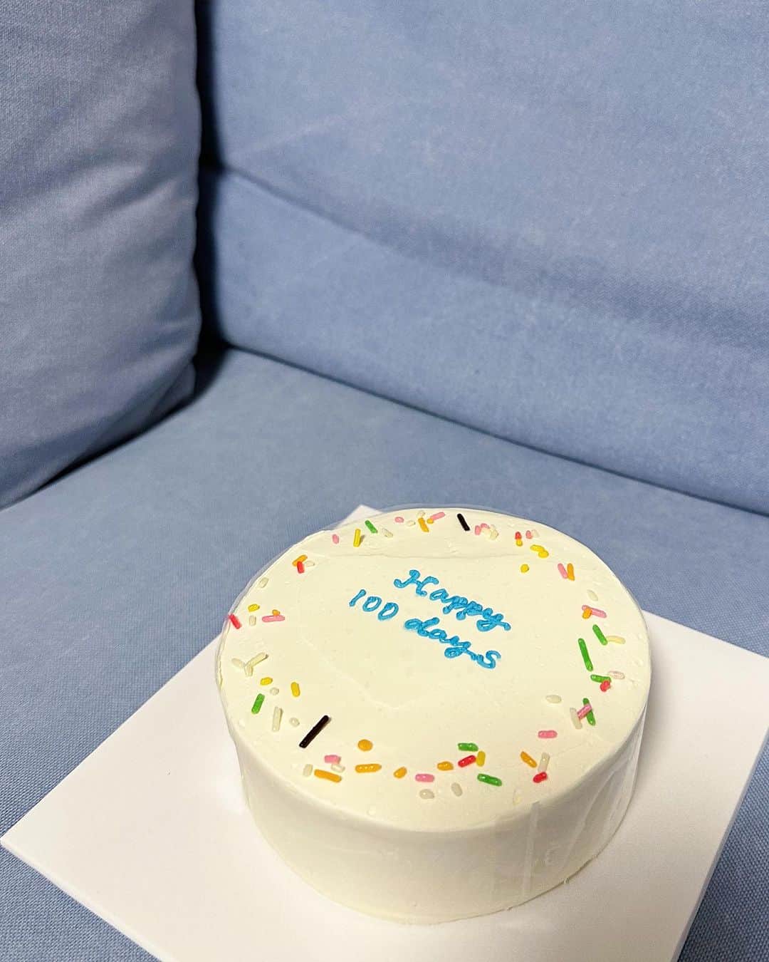 のインスタグラム：「Happy 100days🎂💙 "一生食べ物に困らないように"という意味のお食い初め🐟❤️ ママが作ってくれて実家でお祝いしました✨☺️  ケーキは @cakeshop.jp  クッキーは @puapuacookies   @cakeshop.jp のケーキはオリジナルカスタムが出来てめちゃ可愛いのよ🥺💕  #happy100days #100日祝い #お食い初め #お食い初めケーキ」
