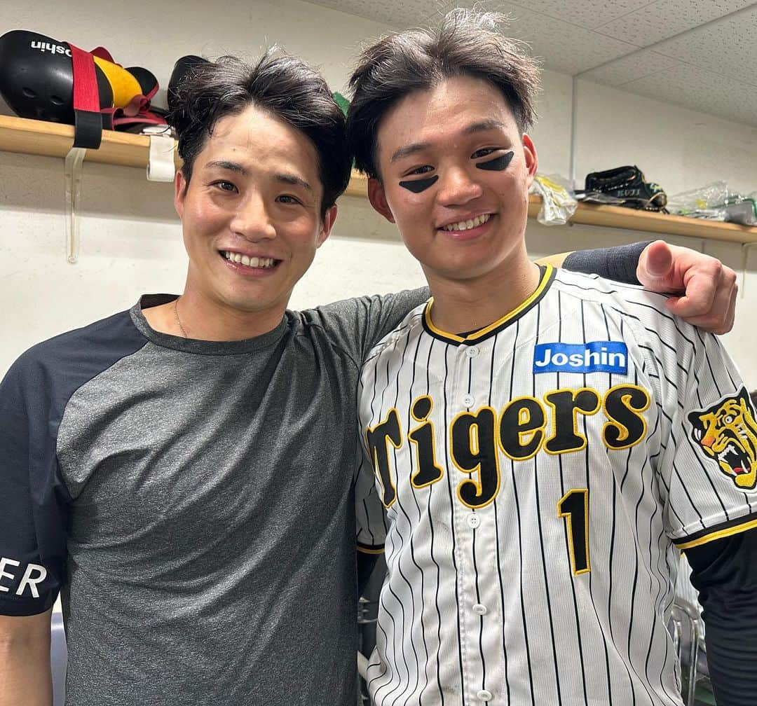 阪神タイガースさんのインスタグラム写真 - (阪神タイガースInstagram)「同点タイムリーの森下選手と、貴重な2点タイムリーで試合を決めた木浪選手！ #森下翔太 選手 #木浪聖也 選手 #ナイスタイムリー✨ #阪神タイガース #JERAセリーグ #ARE」9月10日 18時50分 - hanshintigers_official