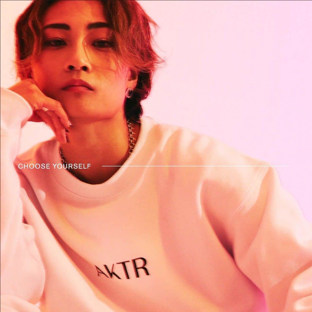 REGSTYLEのインスタグラム：「💖🩵💖🩵💖🩵💖🩵💖🩵 「GLOW collection」 AKTRの最新作のModelを務めました💜  テーマの【GLOW】は輝き、ひかり。  だれだって自分らしく在りたい。 この撮影はその「らしさ」の正体とはなんなんだろう？と改めて考えるきっかけになった💭  "自分の価値観を信じること。"  「いいもんはいい」 「好きなもんは好き」それでいい。 ※逆はわざわざ言わんでいい。  何が好きで、何に心震えるか。 完璧じゃなくていい、いい人にならなくてもいい、比べなくていい、無理に同調することない。 優位に立とうとしなくても、自分にしかない価値がどんな人にもある。 らしくない、そんな時があってもいい。 自分の信じる「らしさ」で在れるようにまた努力をすればいい。  その不完全さも含めてその人にしかない「魅力」であり「輝き」なのかもしれない。  自分自身の内なる輝きを磨き続けると同時に、目には見えない輝きを見つけられる人でありたいと心から思う🌹  📸💛💚🧡💜🩵💖💙 photographer: Steve Gaudin @stevegdn hair makeup: Misa Motoki @hmms08 design: Ayaka Kato @k______okeshi models: YUI (REG☆STYLE) @yui_regstyle / Yui Fukuda @pekotampe_ 🙏🏼✨ Special thanks  @gatta_nera @nittahironobu」