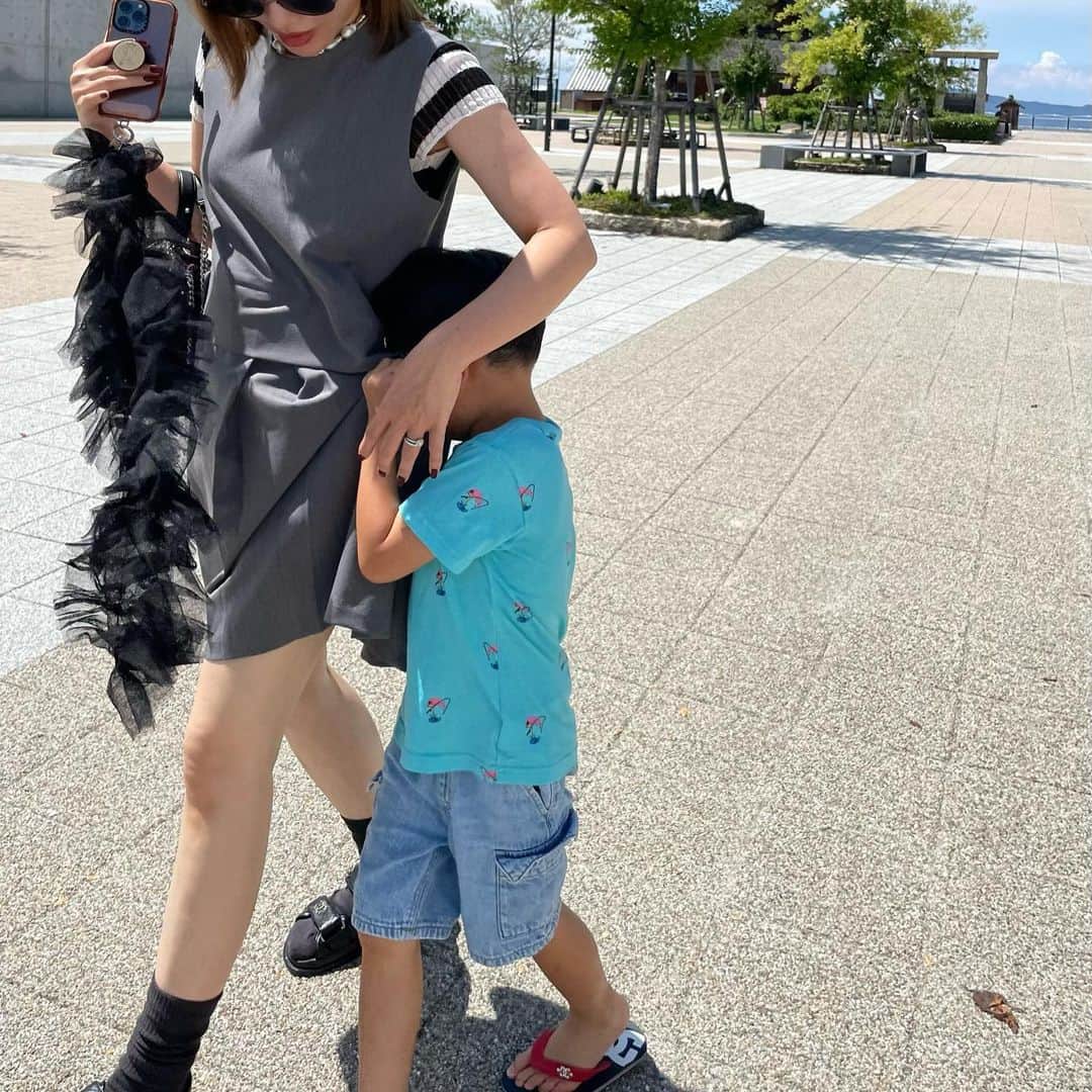 のインスタグラム：「⁡ ⁡ 息子ワンピで涙を拭うの巻🤣 ⁡ ハートワンピ可愛いすぎるな♥️ ⁡ ⁡ ⁡ ⁡ ⁡ ⁡ ⁡ ⁡ ⁡ ⁡ ⁡ ⁡ #fashion#ootd#baybeeonline#glowplus#ママコーデ#大人カジュアル #大人ファッション」