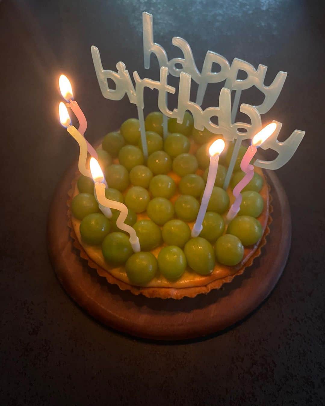 ᴱᴸᵞさんのインスタグラム写真 - (ᴱᴸᵞInstagram)「Happy Birthday, J!!  昨日は夫のお誕生日でした✨✨ 今年は"新たなスタート"の意味を込めて 私が夫に初めて作ったケーキを再び。  メガネストローが思いの外、 盛り上がってダントツのコスパだった🤣  来年こそは貴方が1番好きな チョコレートケーキ作るわね🍫  おめでとう。Love u ♡」9月10日 18時54分 - diary___ely