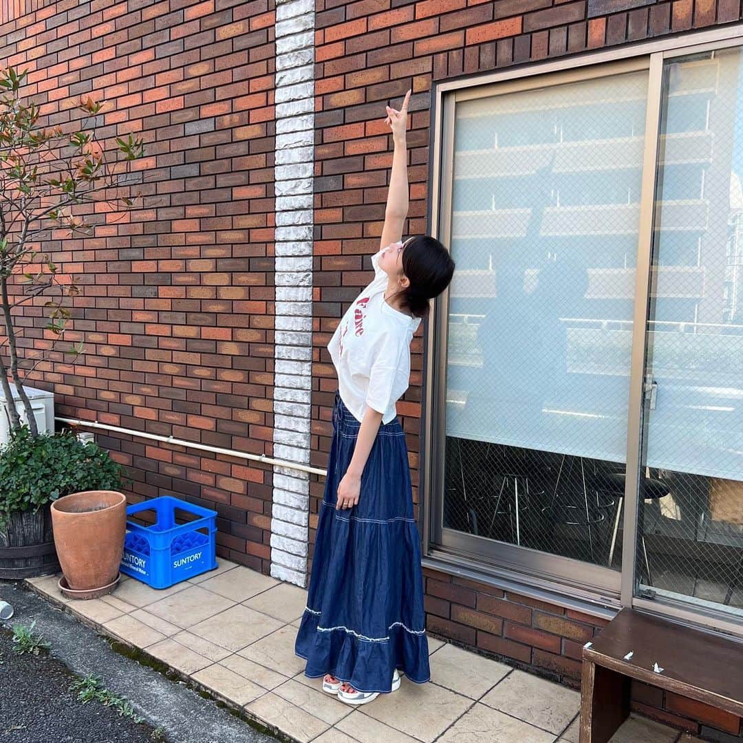 のインスタグラム：「日曜日の夜ご飯はなんですか？  #コーデ#ファッション#コーディネート#骨格ウェーブ#骨格ウェーブコーデ #coordinate#  #fashion #ootd #style#ロングスカート#デニム#デニムスカート」