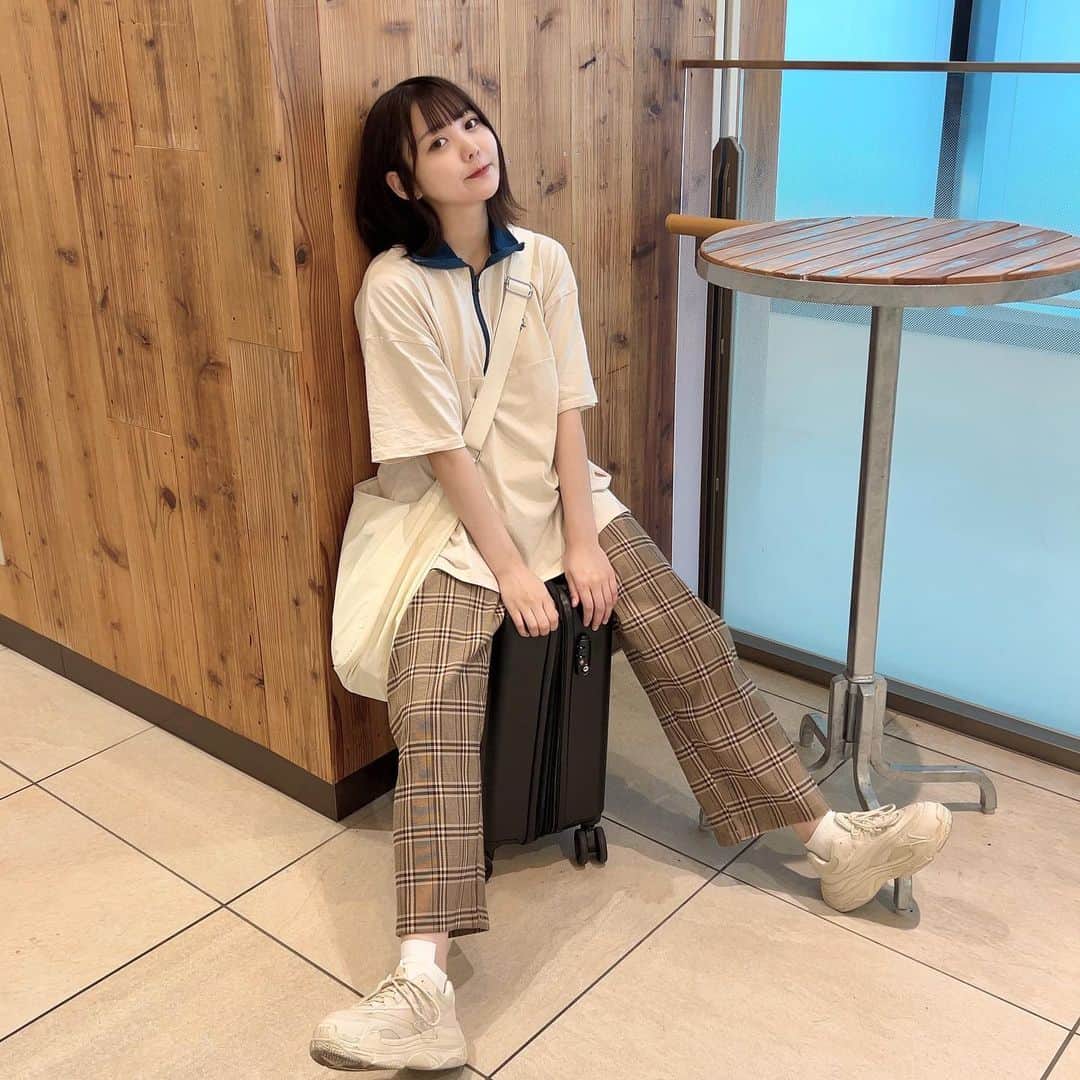みさねのインスタグラム：「新しいカメラアプリ入れたら盛れすぎて写真撮るの楽しくなっちゃった、  ボーイッシュコーデ🌷  トップス @classicalelf_official  パンツ @cham.official_  バッグ @gu_for_all_  スニーカー @shein_japan   #カジュアルコーデ #ストリートファッション #ストリート系女子 #ボーイッシュコーデ #メンズライクコーデ #プチプラコーデ #zozotown購入品 #ボブアレンジ  #夏コーデ #秋コーデ」