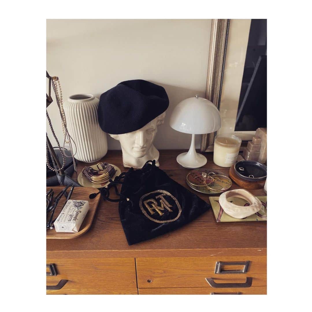 坪田あさみのインスタグラム：「いくつになっても好きなものって変わらない。  黒いベロアにゴールドのロゴ刺繍。 タッセルとかヴィンテージとか。  そんな自分の一番お気に入りの 引き出しの1段目が詰まったみたいな、 素敵なブランド「ピモンテ」がローンチしました🥰  #minibag @pimente_jp   小物は使っても飾っても素敵な、 そんなものだけ集めたいよねぇ🖤  #大人カジュアル #大人カジュアルスタイル #大人カジュアルファッション #大人カジュアルコーデ #きれいめコーデ #大人カジュアルコーディネート #大人カジュアル服　#こなれ感 #こなれカジュアル #こなれ #こなれコーデ　#40代 #40代ファッション #40代コーデ　#50代 #50代ファッション #50代コーデ #ピモンテ #サザビーリーグ」