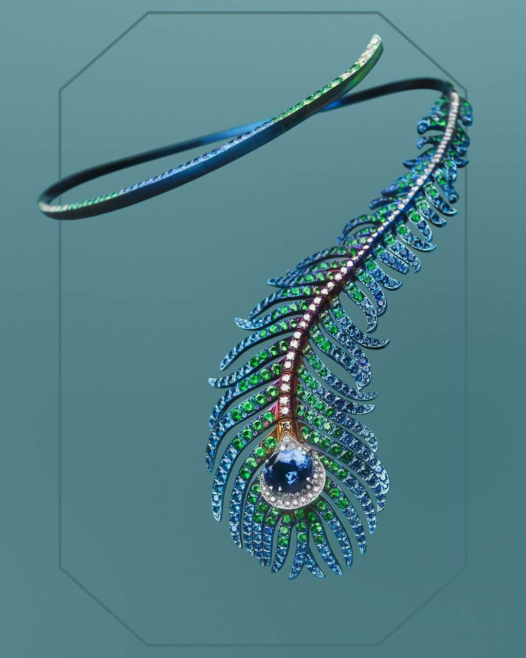 ブシュロンのインスタグラム：「An airy grace carried by the featherweight of titanium. Stones with twirling sparkle. With this new collection, Plume de Paon takes flight, light and realistic, like a feather.⁣ ⁣ #PlumedePaon⁣ #SpreadYourWings」